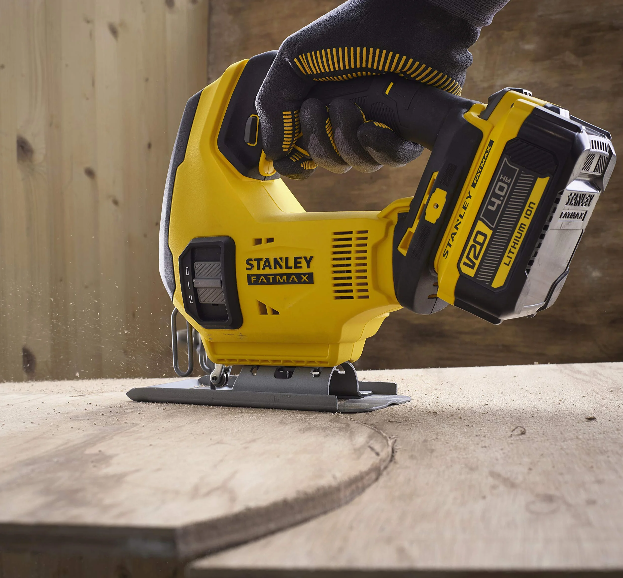 STANLEY FATMAX SFMCS600M2K-QW - SIERRA DE CALAR V20 LI-ION 18V CON 2 BATERÍAS 4Ah, CARGADOR Y MALETÍN
