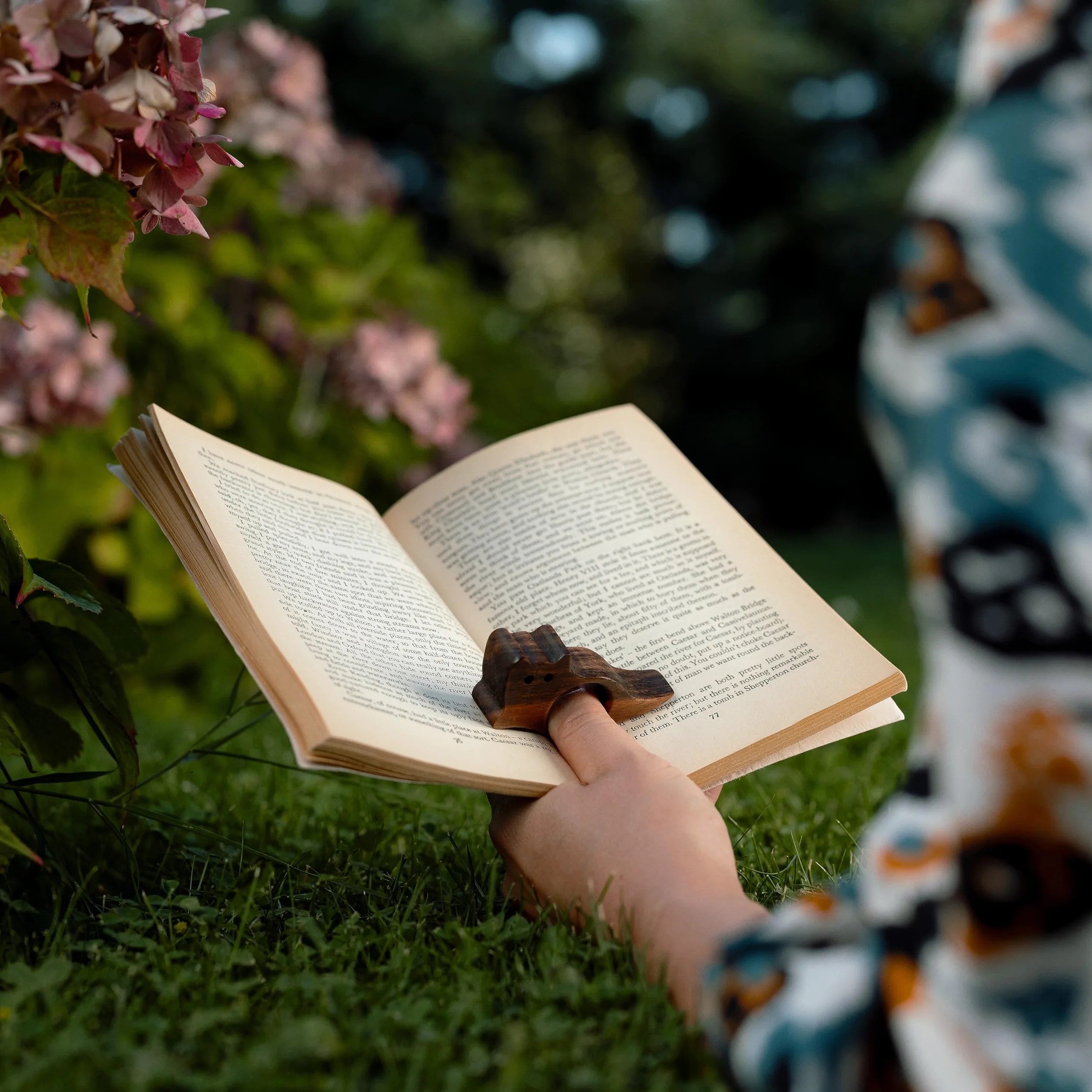 TILISMA Soporte para páginas de libro de nogal natural, marcapáginas, regalo para lectores