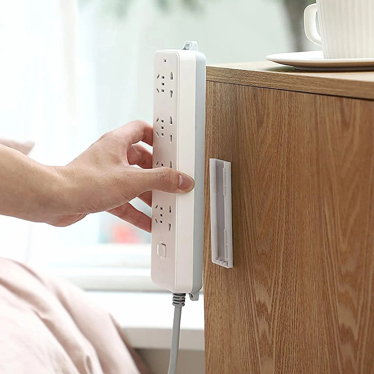 Soporte De Pared para Enchufe, Fijador De Regletas, Soporte Adhesivo para Dados Sin Perforación, Fijador De Enchufes De Escritorio Autoadhesivo para Cocina, Hogar, Oficina Y El Hotel (1/4/8 Piezas)