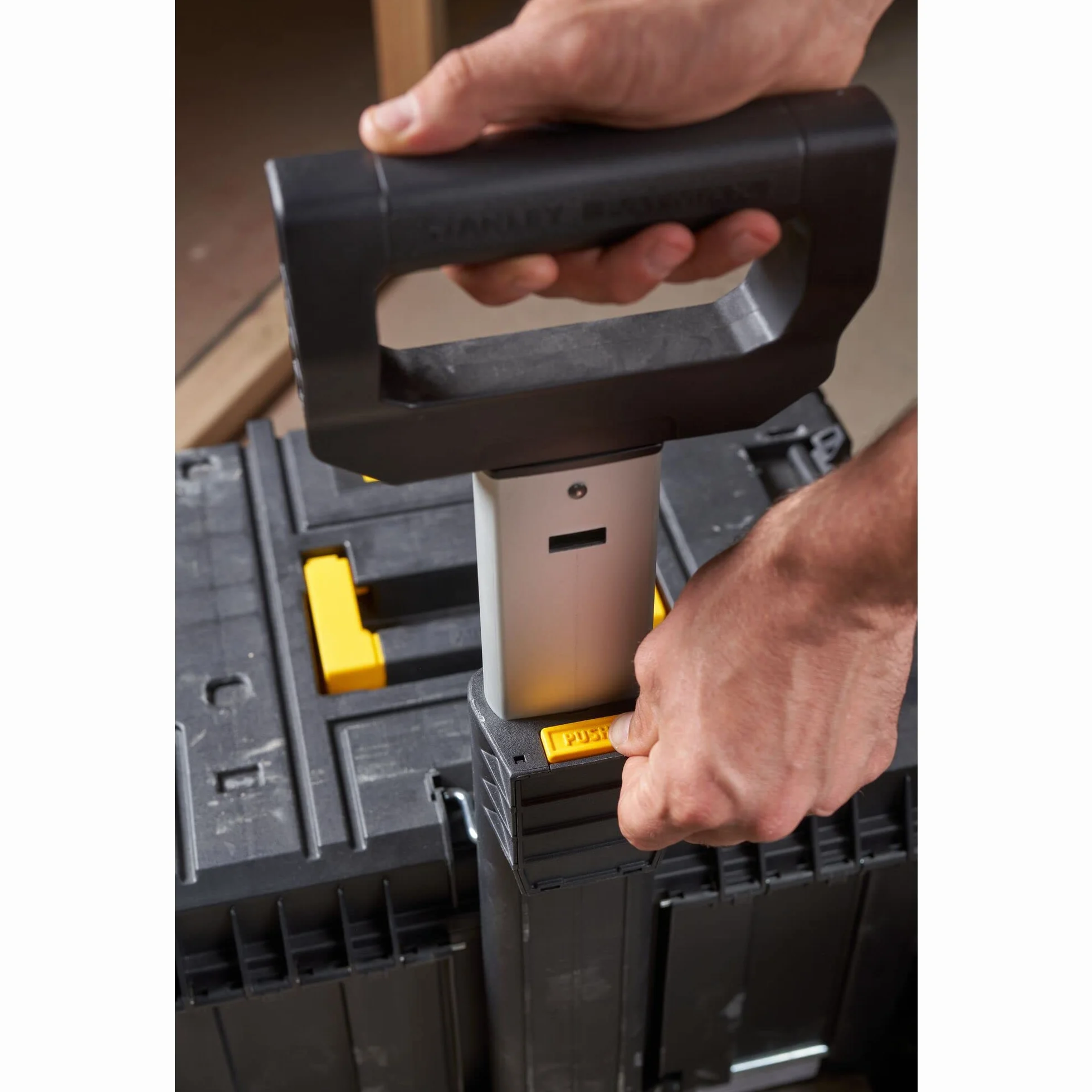 STANLEY FATMAX PRO-STACK Caja de almacenamiento móvil 50L con ruedas, cierres metálicos, negro