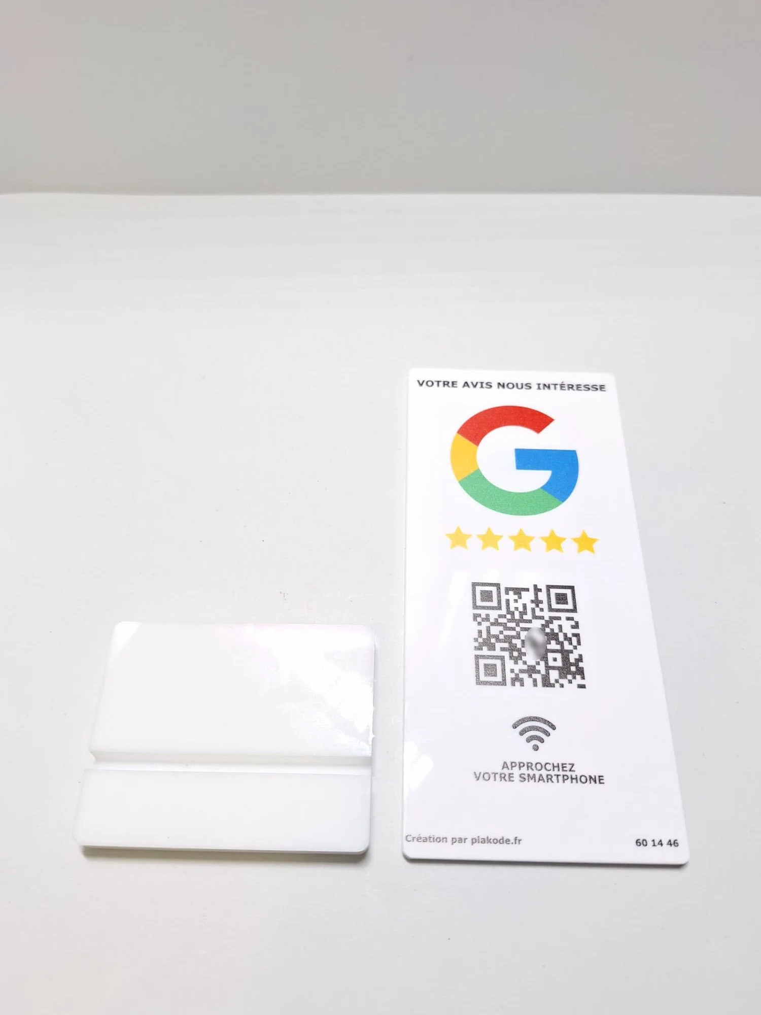 Placa NFC y código QR con soporte vertical para comentarios de Google - 15x7 cm - Ideal para letreros y restaurantes, soporte vertical (blanco)
