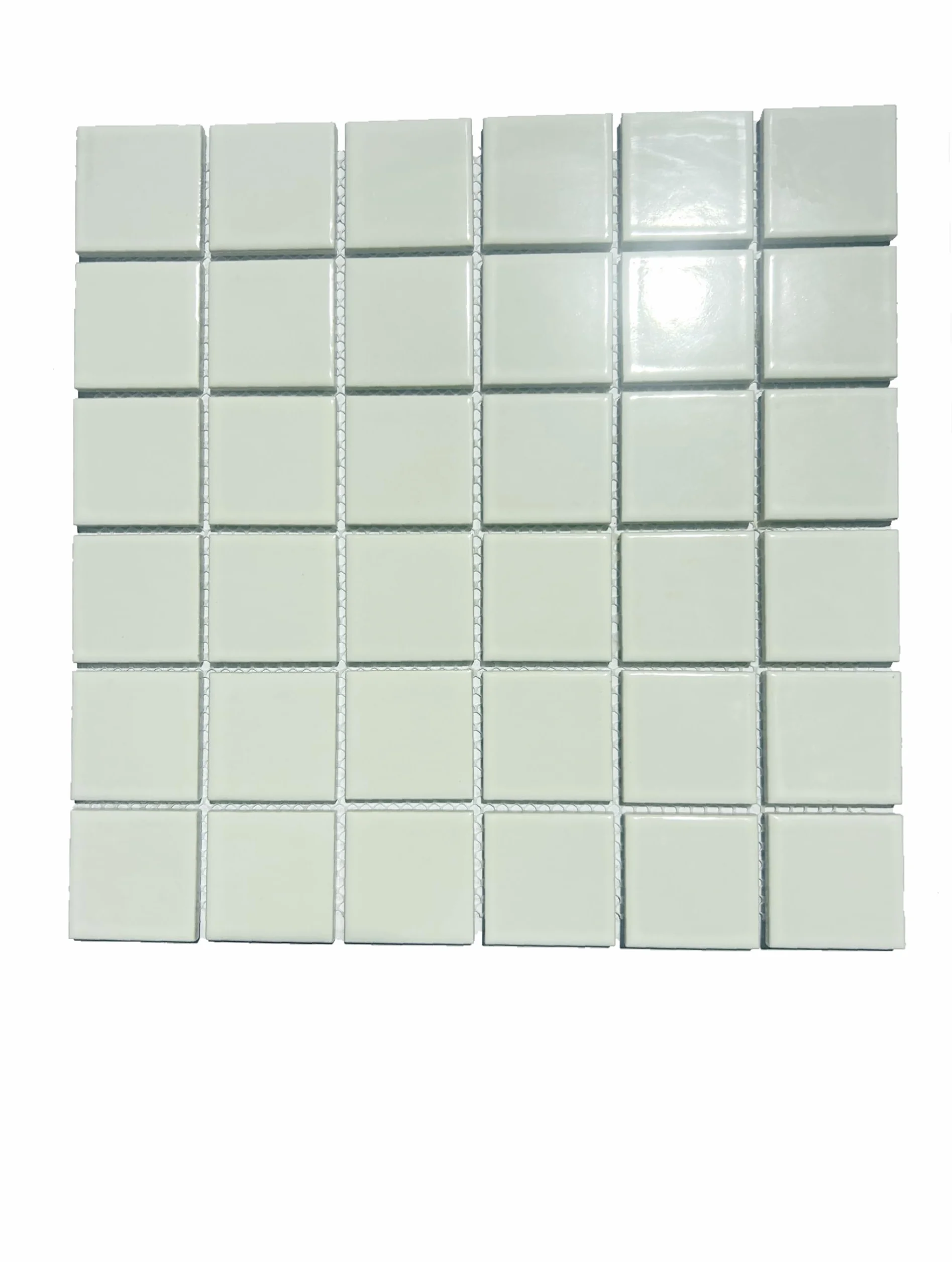 Modelo G001 (Blanco Brillo) Mosaico enmallado de Porcelanico. Medida 4,8x4,8cm. Pegado en Mallas de 30x30cm