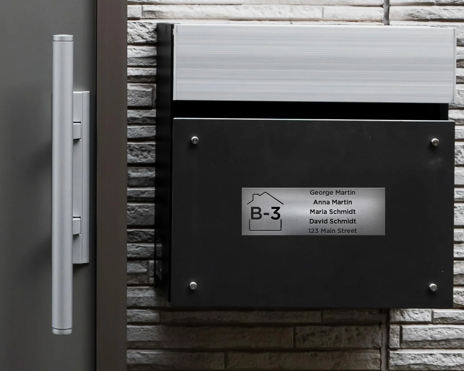 Placa de Buzón 6x2 cm. Grabada en PVC con Efecto Aluminio Metalizado. Añade Nombre y Número
