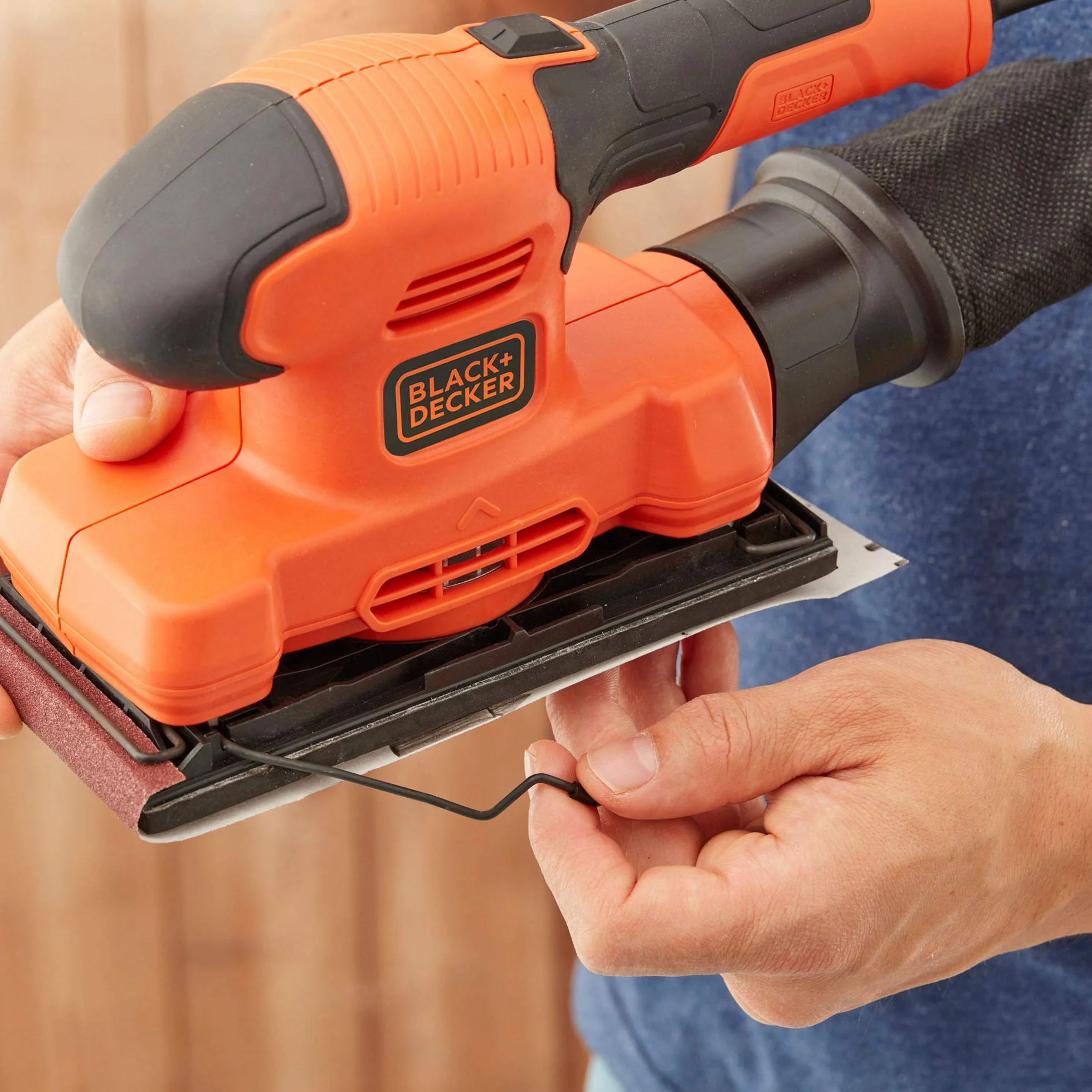 BLACK+DECKER Lijadora Orbital 150W, Velocidad 14,000 RPM, Diámetro de Órbita 2mm, Fijación de Lija por Pinza, Incluye Bolsa de Polvo y Hoja de Lija, BEW220