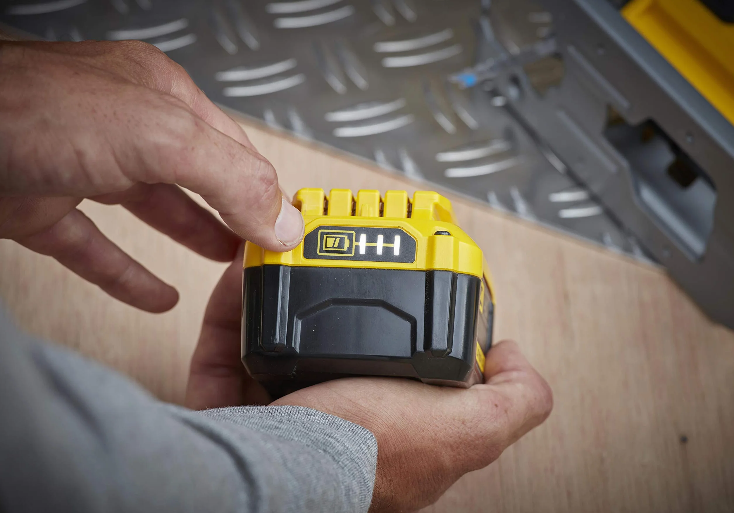 STANLEY FATMAX SFMCS600M2K-QW - SIERRA DE CALAR V20 LI-ION 18V CON 2 BATERÍAS 4Ah, CARGADOR Y MALETÍN