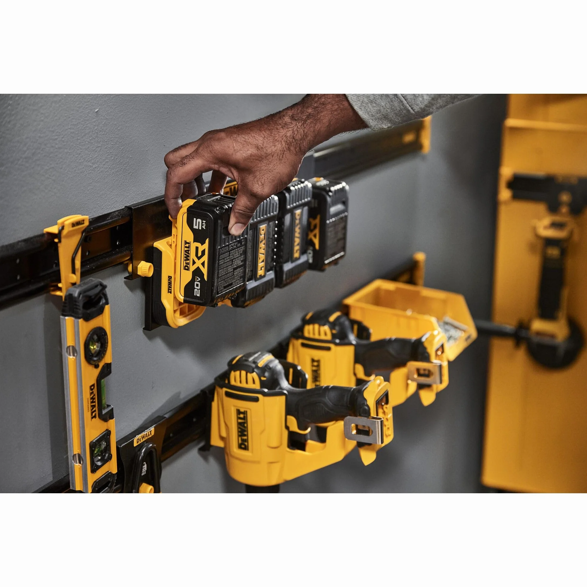 DEWALT Organizador de batería, para cargador de batería, montaje en riel, compatible con sistema de almacenamiento de taller DEWALT (DWST82821)
