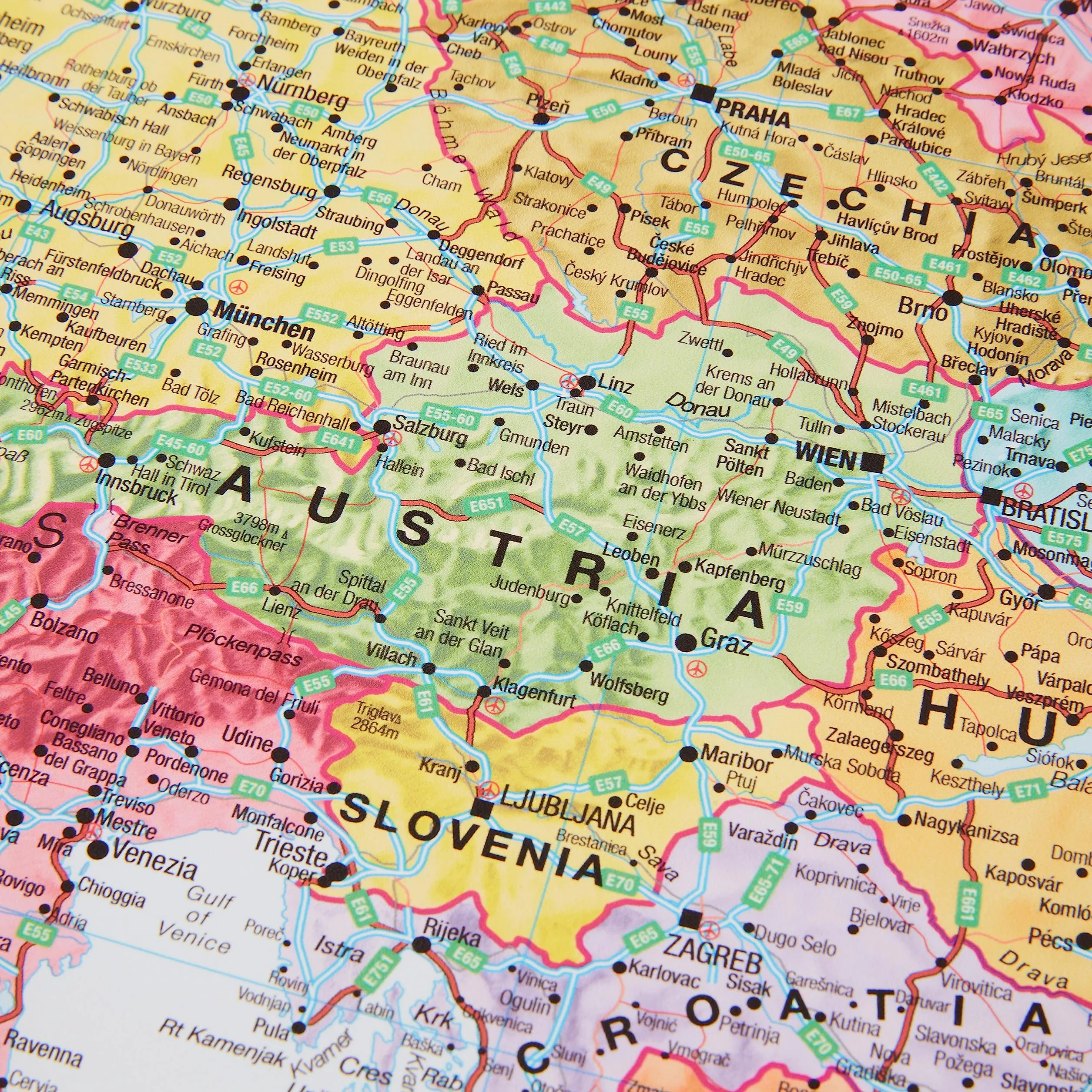 Mapa político de Europa grande para colgar - plastificado - 118,9 x 84,1 cm - Maps International