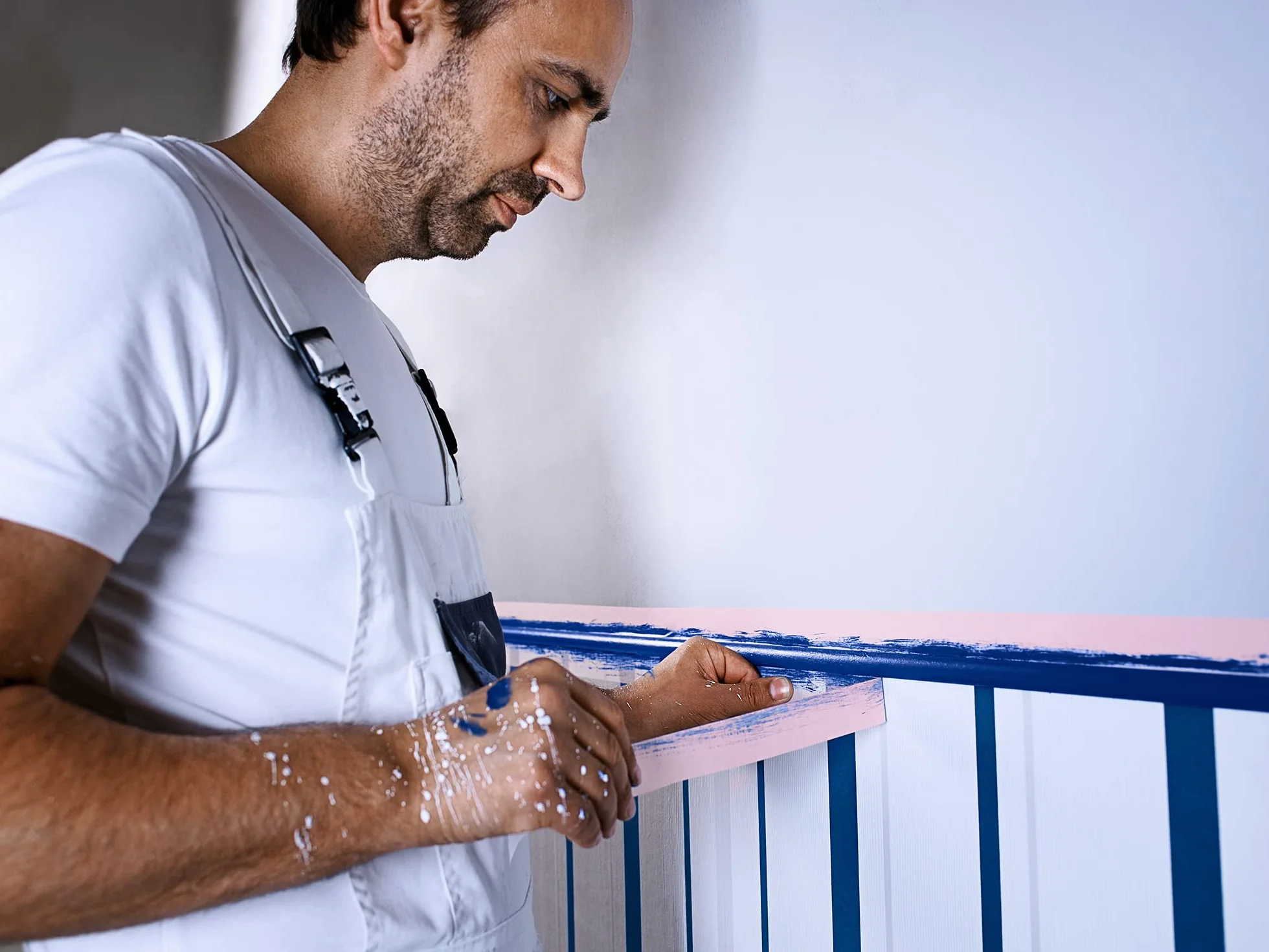 tesa Cinta adhesiva de precisión 4333 Sensitiv para pegar superficies delicadas en interiores, cinta de pintor extremadamente plana, color rosa claro, 50 m x 25 mm, 6 unidades