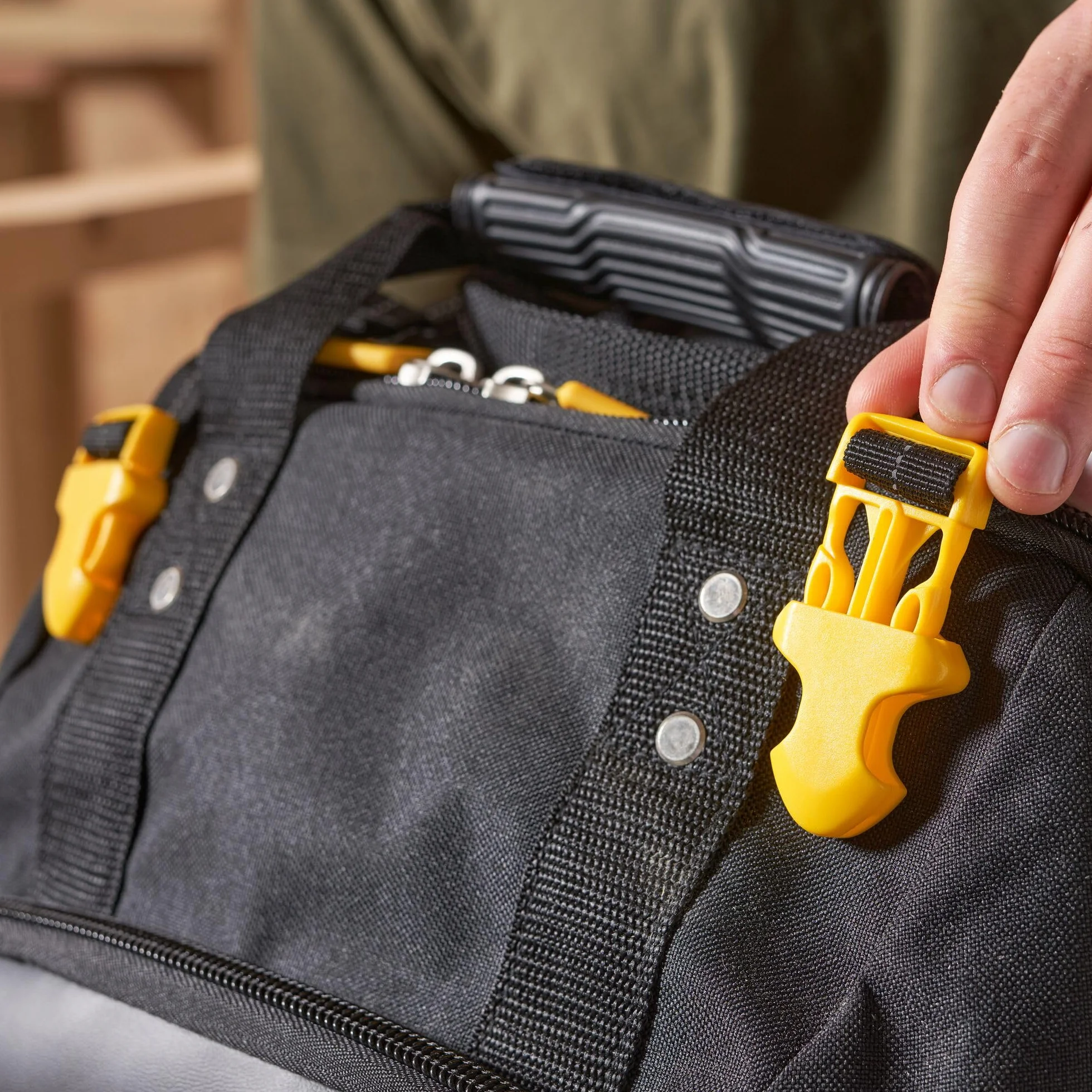 STANLEY FATMAX Mochila de acceso fácil, para herramientas, duradera y espaciosa, compartimento para portátil, múltiples bolsillos, base impermeable, 48x34x19 cm, FMST1-80144