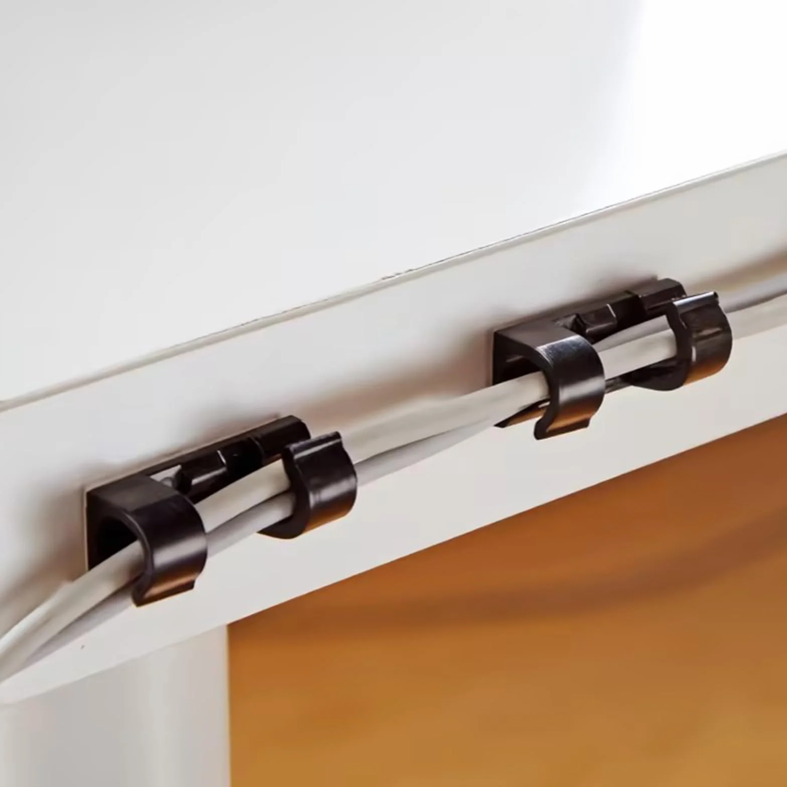 100 Abrazaderas de Cable, Soportes de Alambre de Pared, Abrazaderas Adhesivas para Cables Que Mantienen los Cables ordenados Debajo de escritorios (Black)