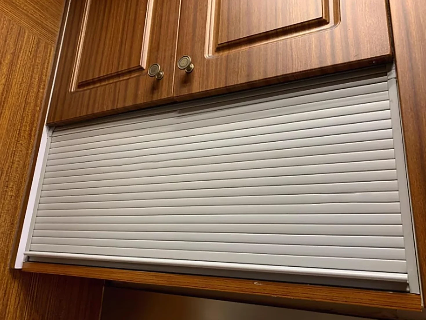 Puerta Plegable Kit de Repuesto para Puertas Tambour Armario, Mueble Enrollable Flexible con Riel y Manija, Panel Deslizante Plástico para, Furgoneta Camper(70x95cm/28x37in)