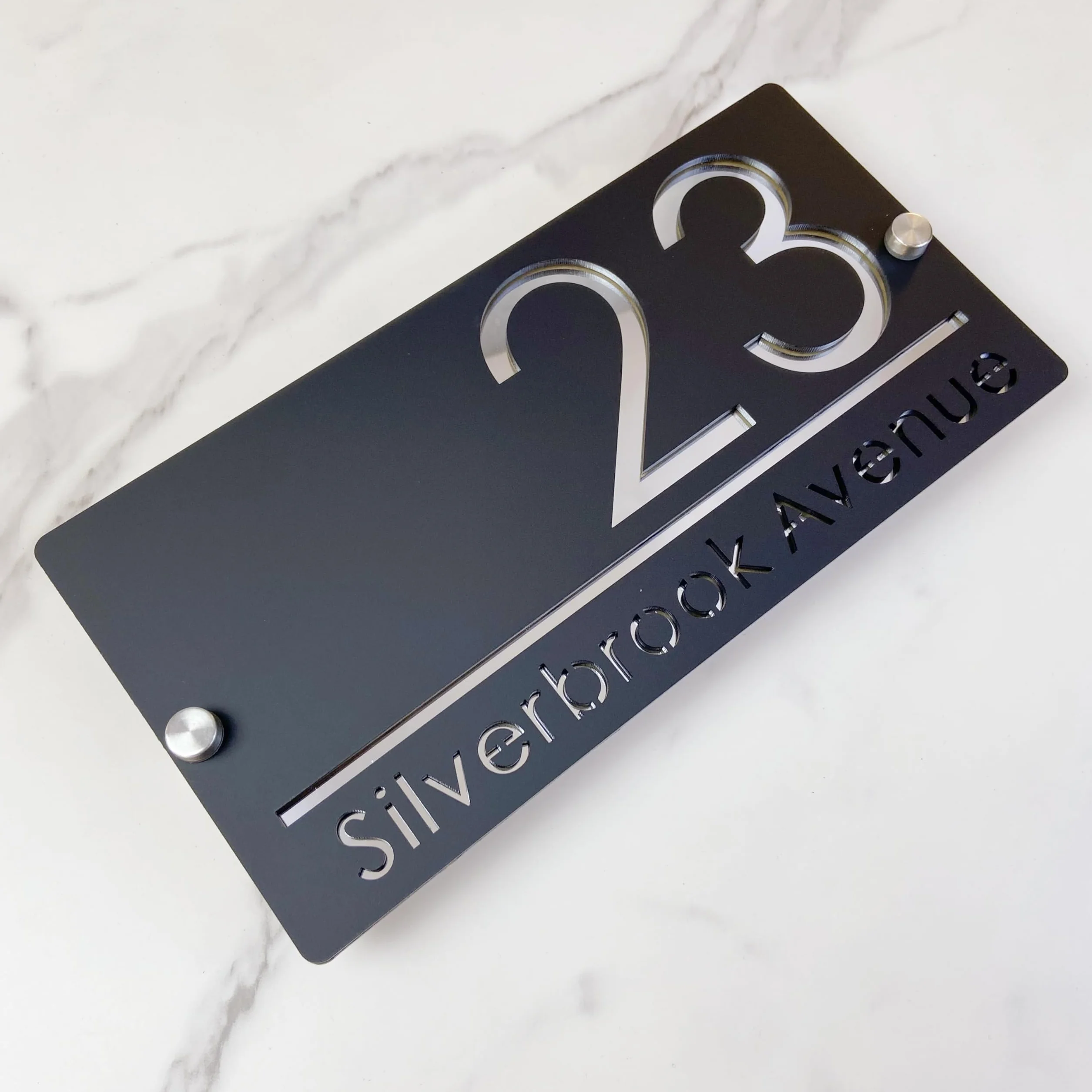 Placa de número de casa al aire libre, Diseño suspendido placa de número de casa personalizada, letrero de nombre de calle 3D cortado con láser acrílico moderno (negro&plata)
