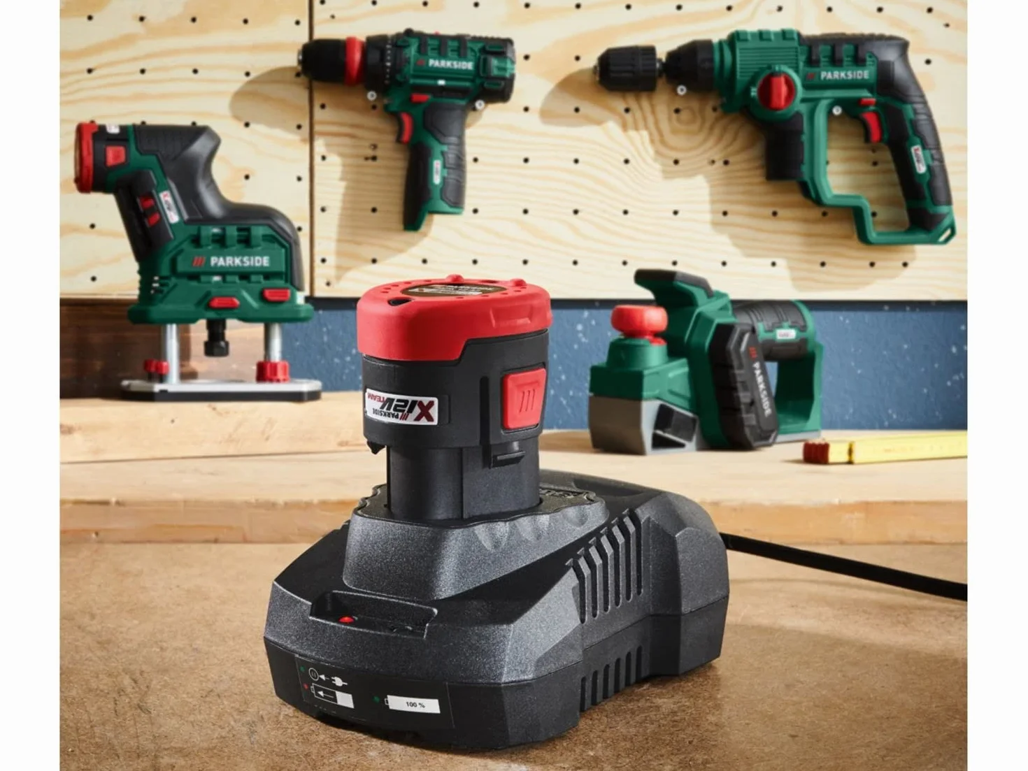 Parkside - Batería + Cargador 12 V PAPK 12 A3 (12 V, 2 Ah) con Cargador PLGK 12 A2 (2,4 A)