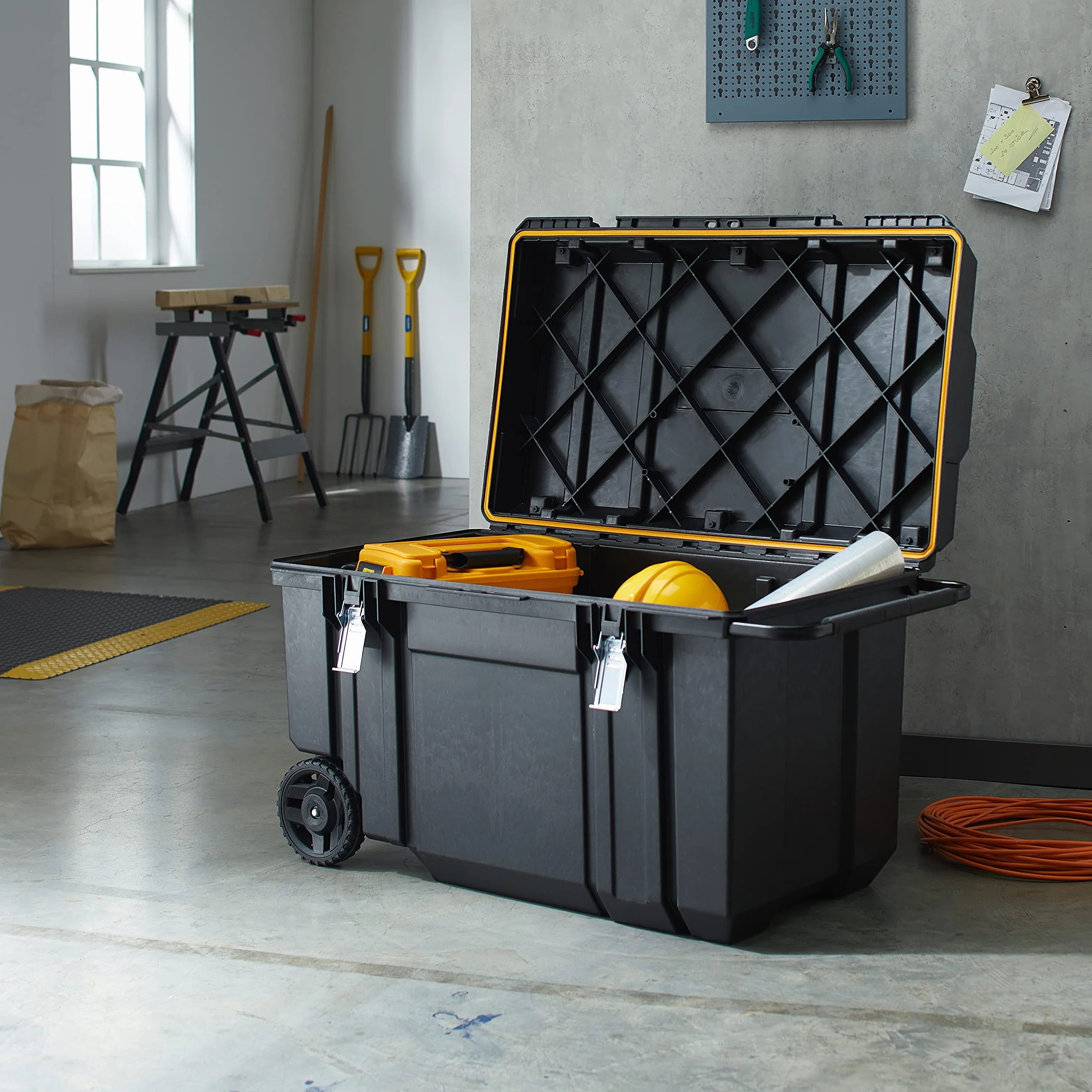 STANLEY FATMAX Arcón de transporte 240L, Rieles de aluminio en la tapa, Ruedas grandes, Cierres metálicos, Asa telescópica, Protección IP65, FMST1-75531