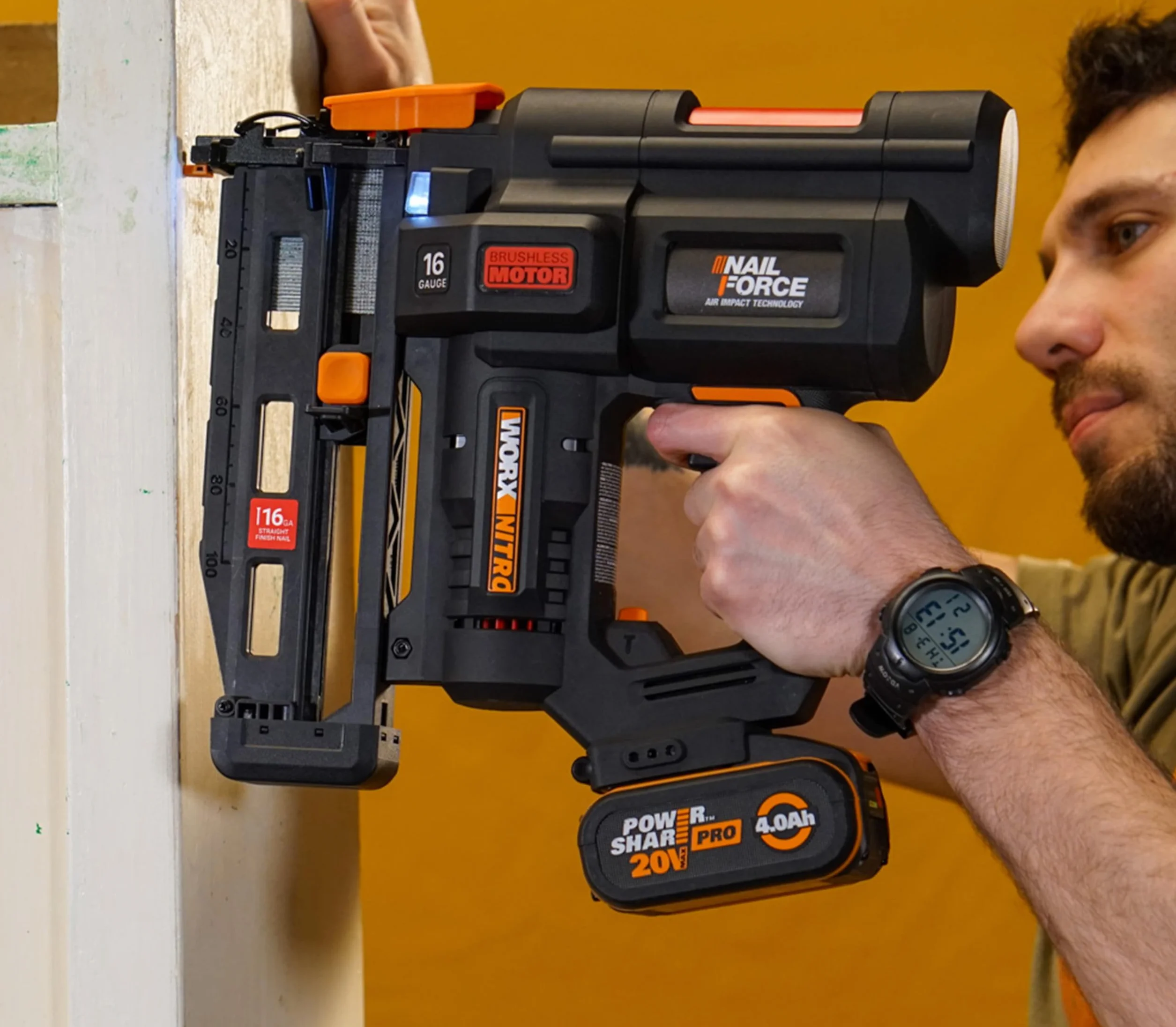 WORX WX841 Nitro – Clavadora eléctrica inalámbrica 20 V – 2 Ah – Tire hasta 80 clavos por minuto – Hasta 64 mm en la madera – Desbloqueo sin herramientas – (incluye batería y cargador| 200 clavos