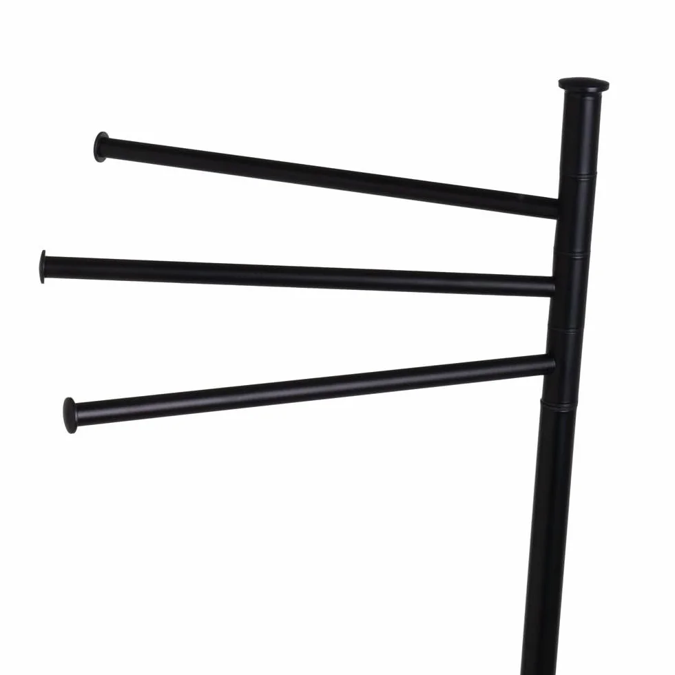 Toallero de pie con 3 Brazos de Metal Negro con Acabado Mate. Diámetro Base: 22 cm. Altura de Cada Brazo: 68 cm, 73 cm y 77 cm. Soporta 10 kg. Requiere Montaje