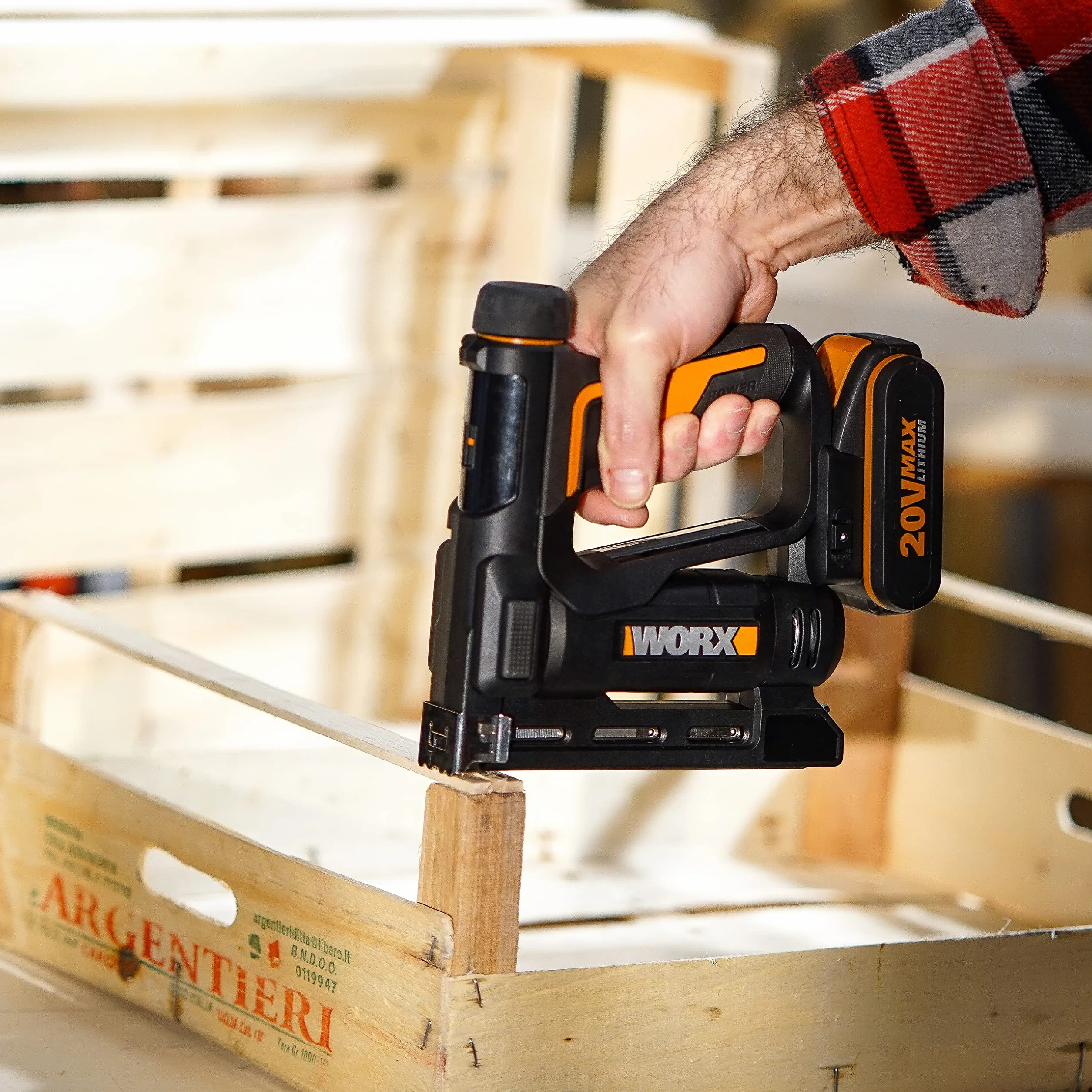 WORX WX843.9 Grapadora y Clavadora 2 en 1 a Batería 20V Sin Batería, Grapas 6-14mm y Clavos 15mm, 60 Disparos por Minuto, Ajuste de Profundidad