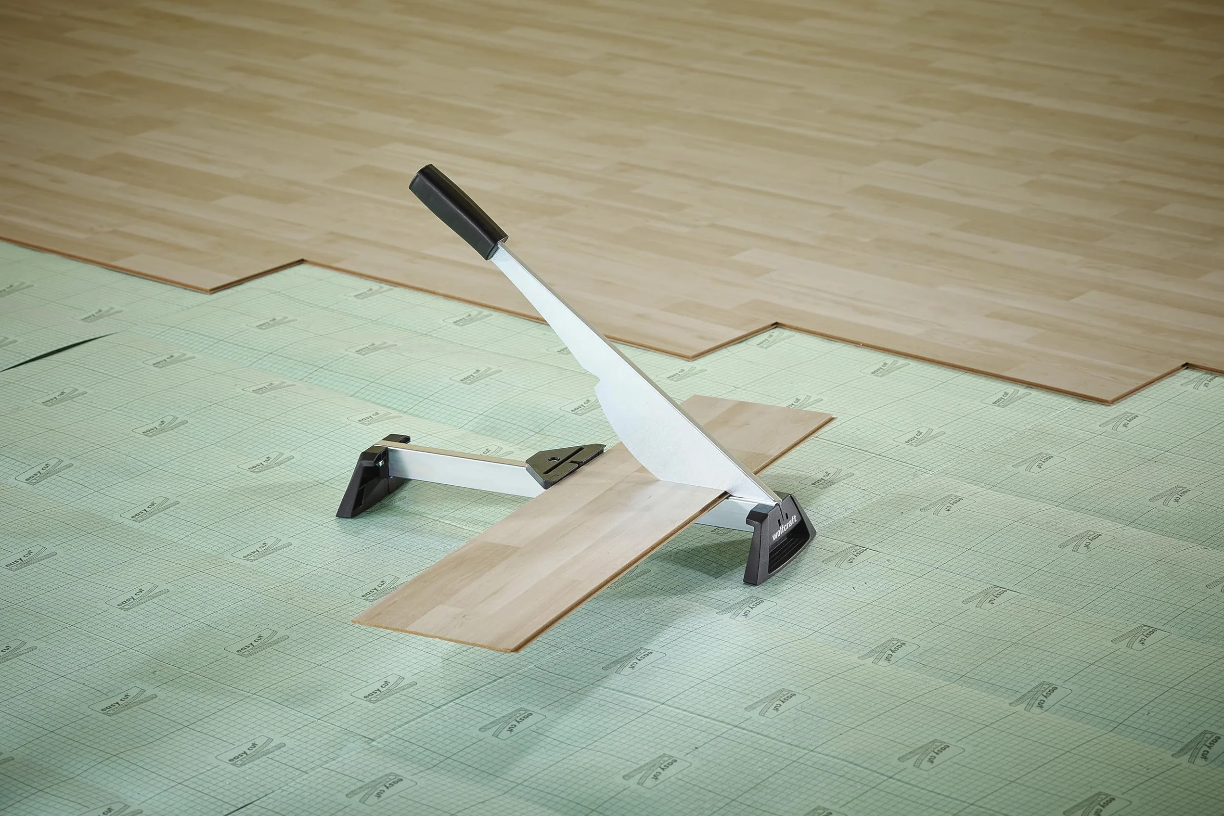 wolfcraft Guillotina para laminado LC 100 I 6933000 I La guillotina para corta suelo laminado de hasta 8 mm de grosor y 210 mm de ancho de forma rápida, silenciosa, limpia y sin electricidad