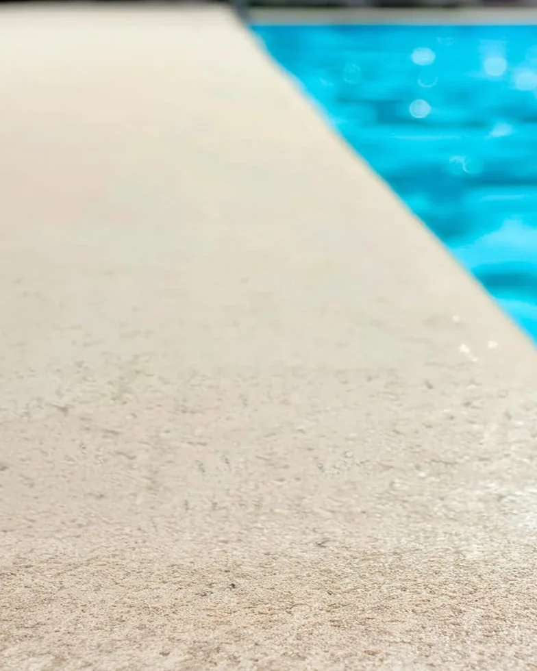ALBACOR Pintura para Bordes de Piscinas y Piedra de Coronación - Antideslizante Especial para Renovar - Alta Resistencia (Blanco Arena, 5 Kilos)