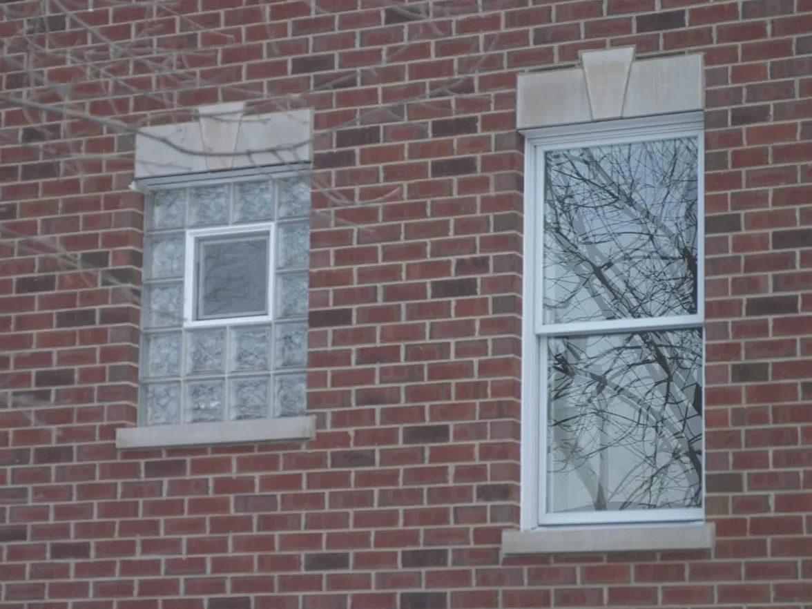Ventana de ventilación para insertar en una pared de bloques de vidrio, ladrillo u hormigon | Dimensiones cm 30x30x10 | Sustituye 1 bloques de vidrio de 30x30x10 cm. | Unidad de venta 1 ventana