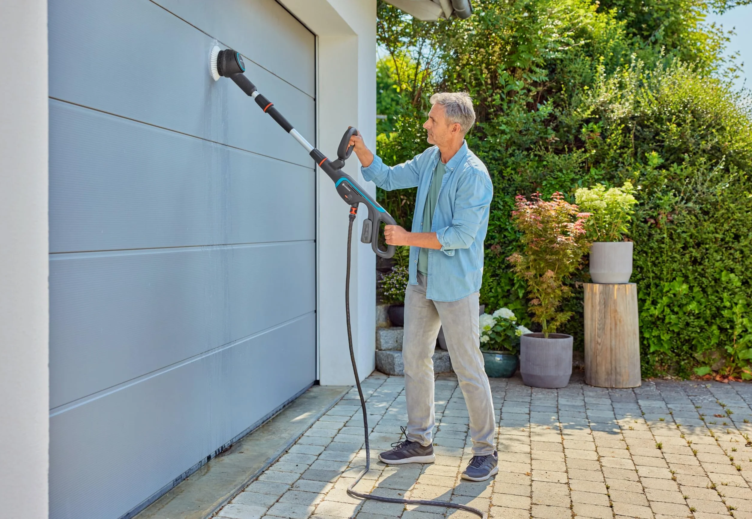 Gardena Multi limpiador AquaBrush Universal a batería 04/18V P4A Set listo para usar: Exterior, Superficie universal, Cepillo de perfilado, Funcionamiento con un solo toque, Sin cable (14842-20)