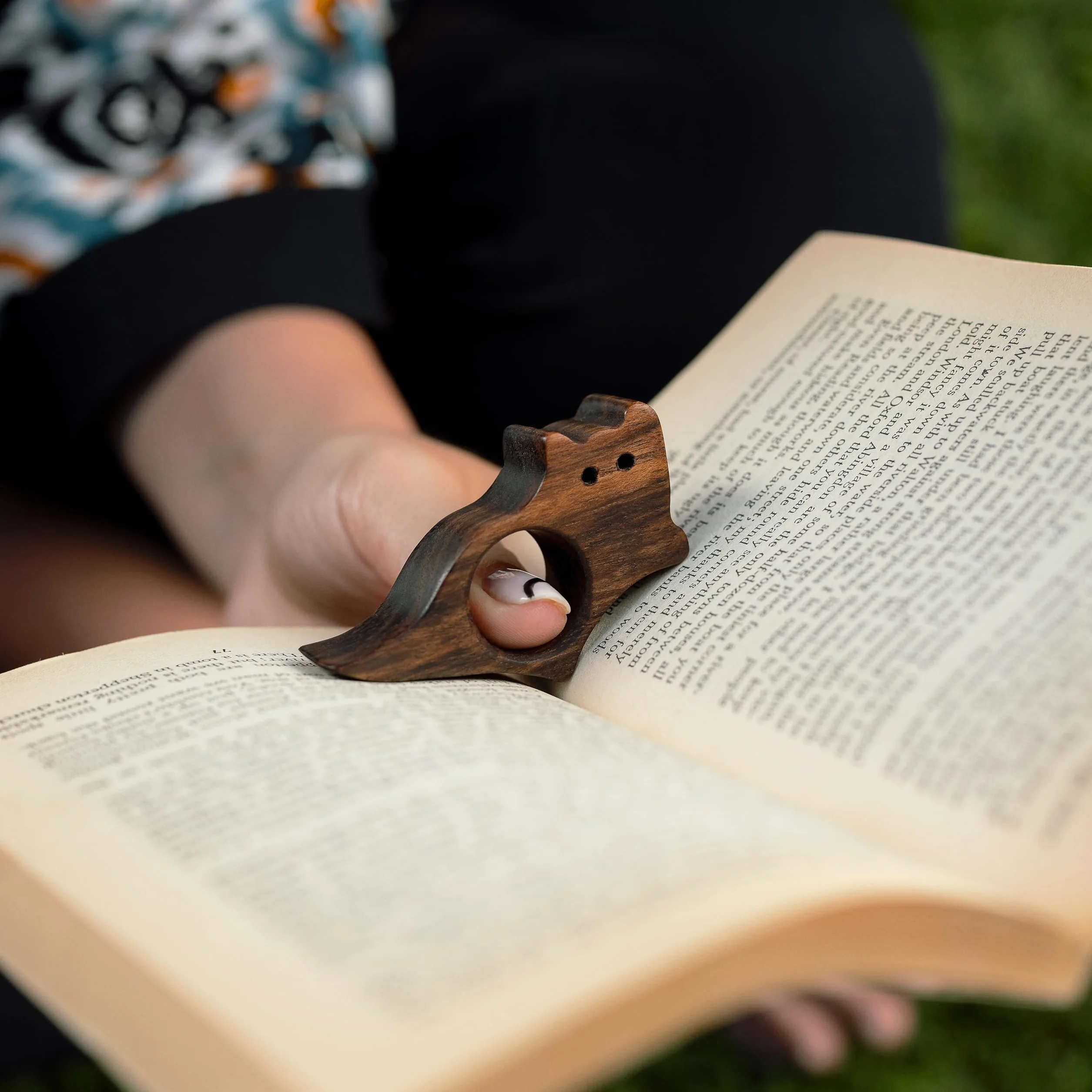 TILISMA Soporte para páginas de libro de nogal natural, marcapáginas, regalo para lectores