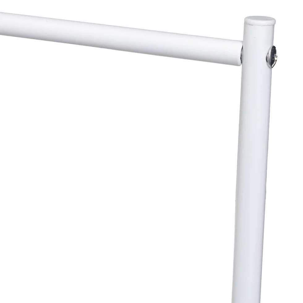 Toallero de pie con 3 Brazos de Metal Pintado al Polvo en Color Blanco. Distancia Entre Barras: 19 cm. Medida Base: 46x35 cm. Altura 82 cm. Soporta 10 kg. Requiere Montaje