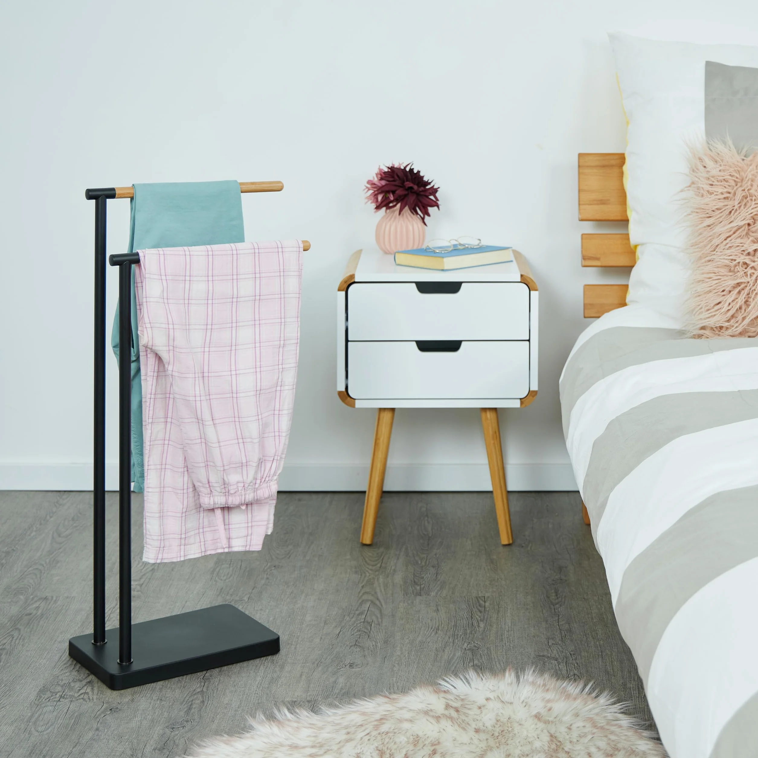 Relaxdays Toallero de Pie, Porta Toallas Baño, Soporte con 2 Brazos, Acero Inoxidable, Bambú, Montaje Sin Taladro, Negro