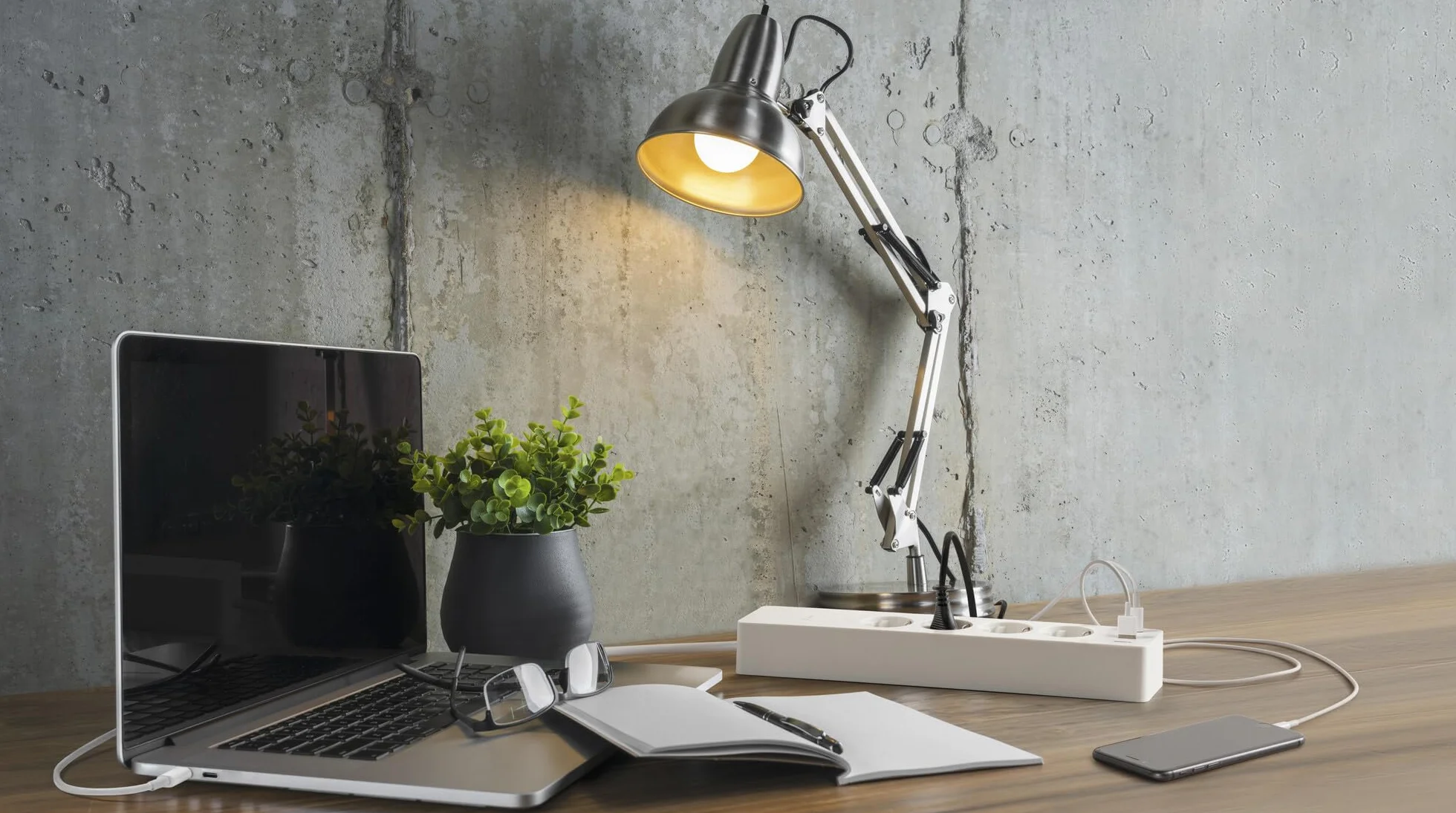 OSRAM SMART+Wifi Regleta de enchufes inteligente WiFi de 4 vías UE-UE con puertos USB inteligentes, protección IP20, para integrar dispositivos en el hogar inteligente