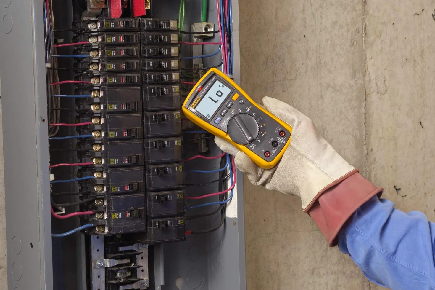 Multímetro digital para electricistas Fluke 117 con detector de voltaje sin contacto