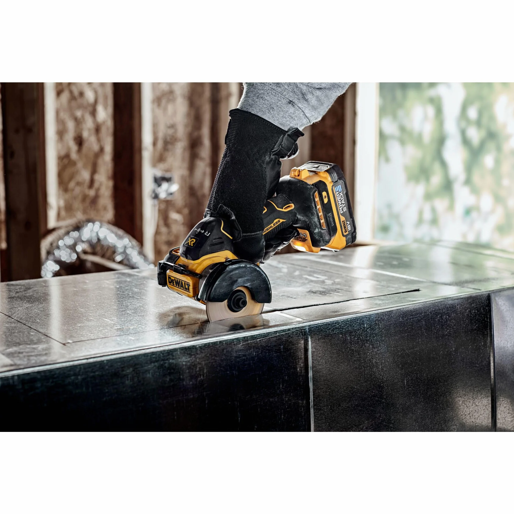 DEWALT DCS438E2T-QW - Cortadora multimaterial 18V Powerstack, Ø de disco 76mm, Motor sin escobillas, M10, Incl. cubierta protectora, 3x discos de corte, 2x baterías Powerstack de 1,7 Ah, Cargador