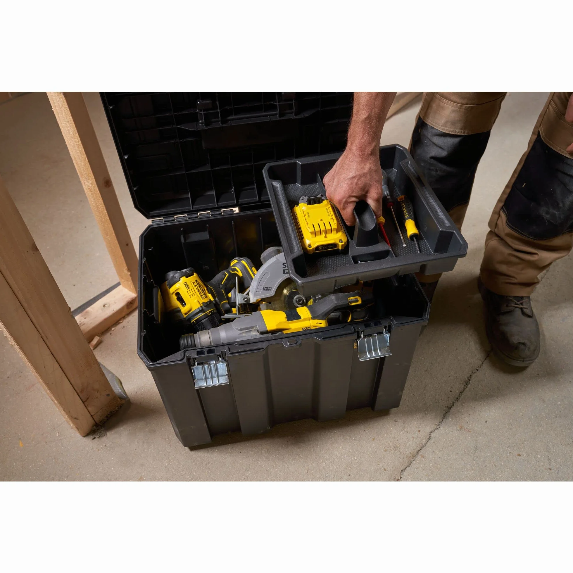 STANLEY FATMAX PRO-STACK Caja de almacenamiento móvil 50L con ruedas, cierres metálicos, negro