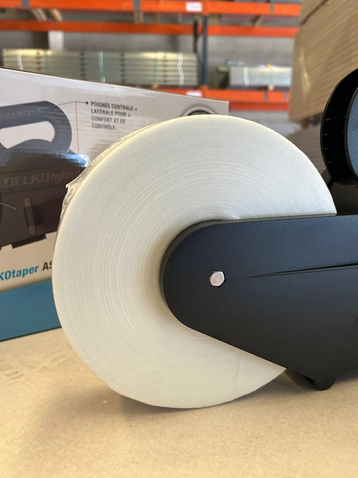 DELKOhybrid, herramienta de encintado para paneles de yeso. La mezcla perfecta de ZÜNDER y DELKOtaper, combinando sus mejores características para crear la mejor experiencia de encintado.