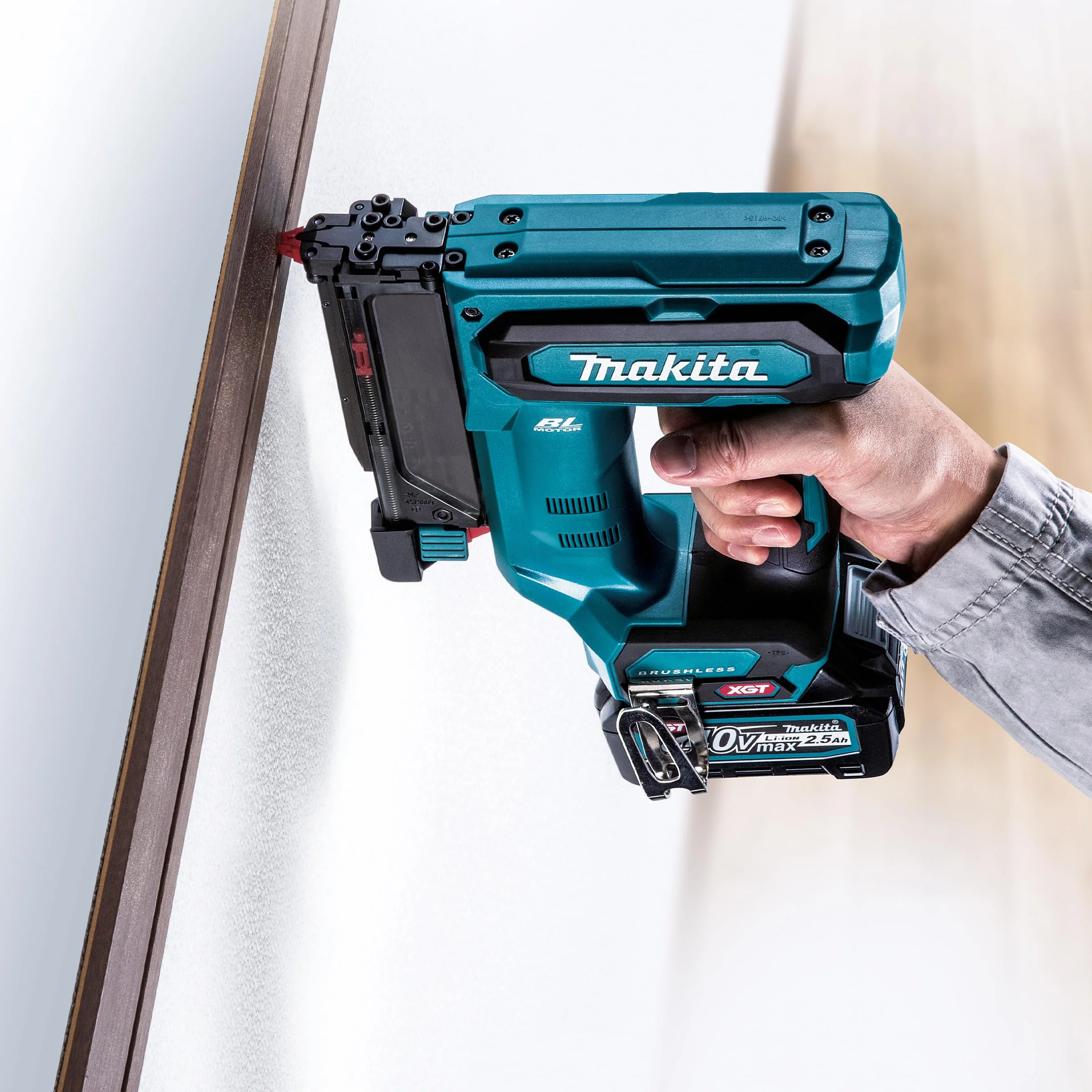 Makita PT001GZ Clavadora sin escobillas 40V Max Li-ion XGT Baterías y cargadores no incluidos