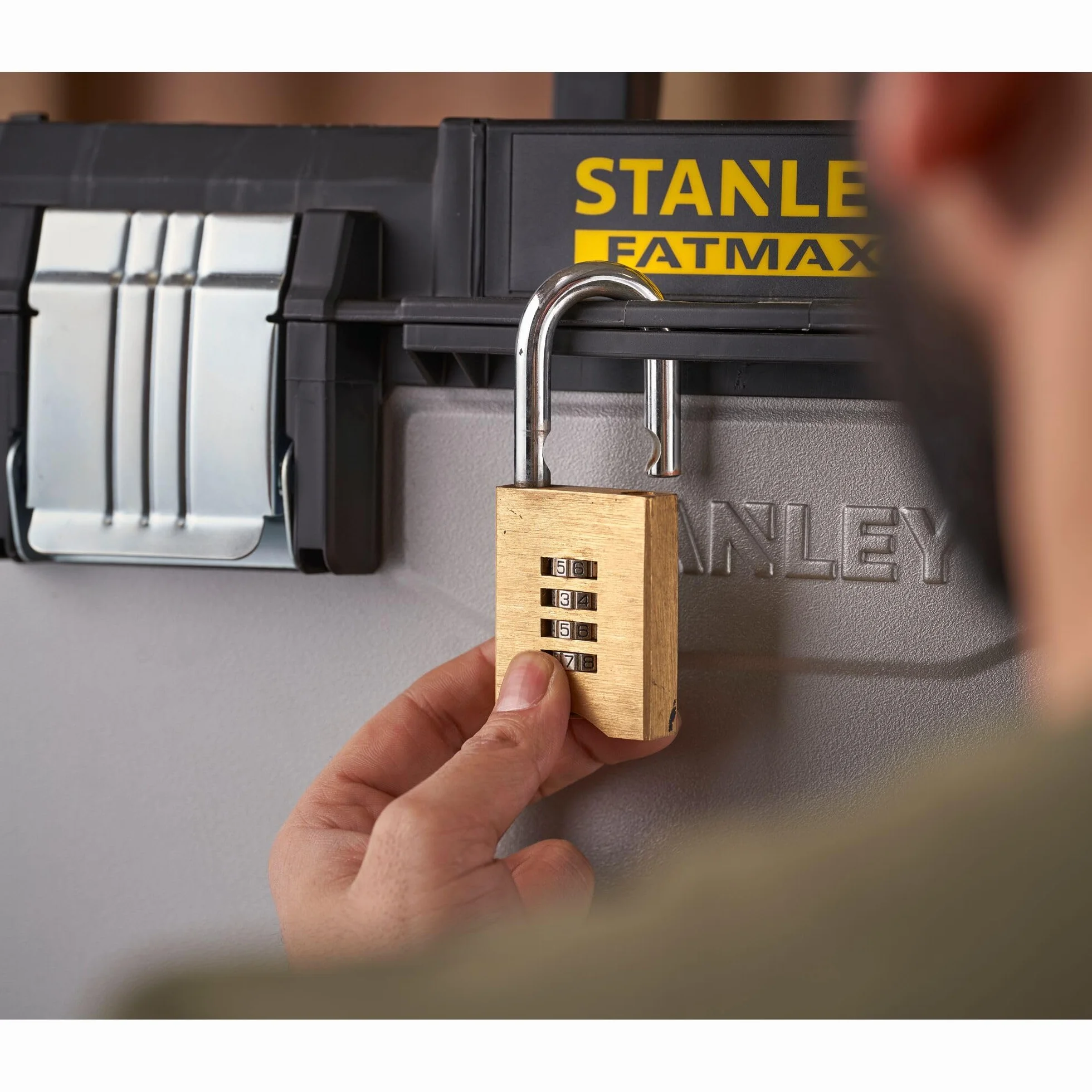 STANLEY FATMAX Taller Móvil Metálico, Carro de Herramientas, Caja Versátil para Piezas Pequeñas y Grandes, Ruedas 17cm, Cierres Metálicos Antioxidantes, 1-95-622