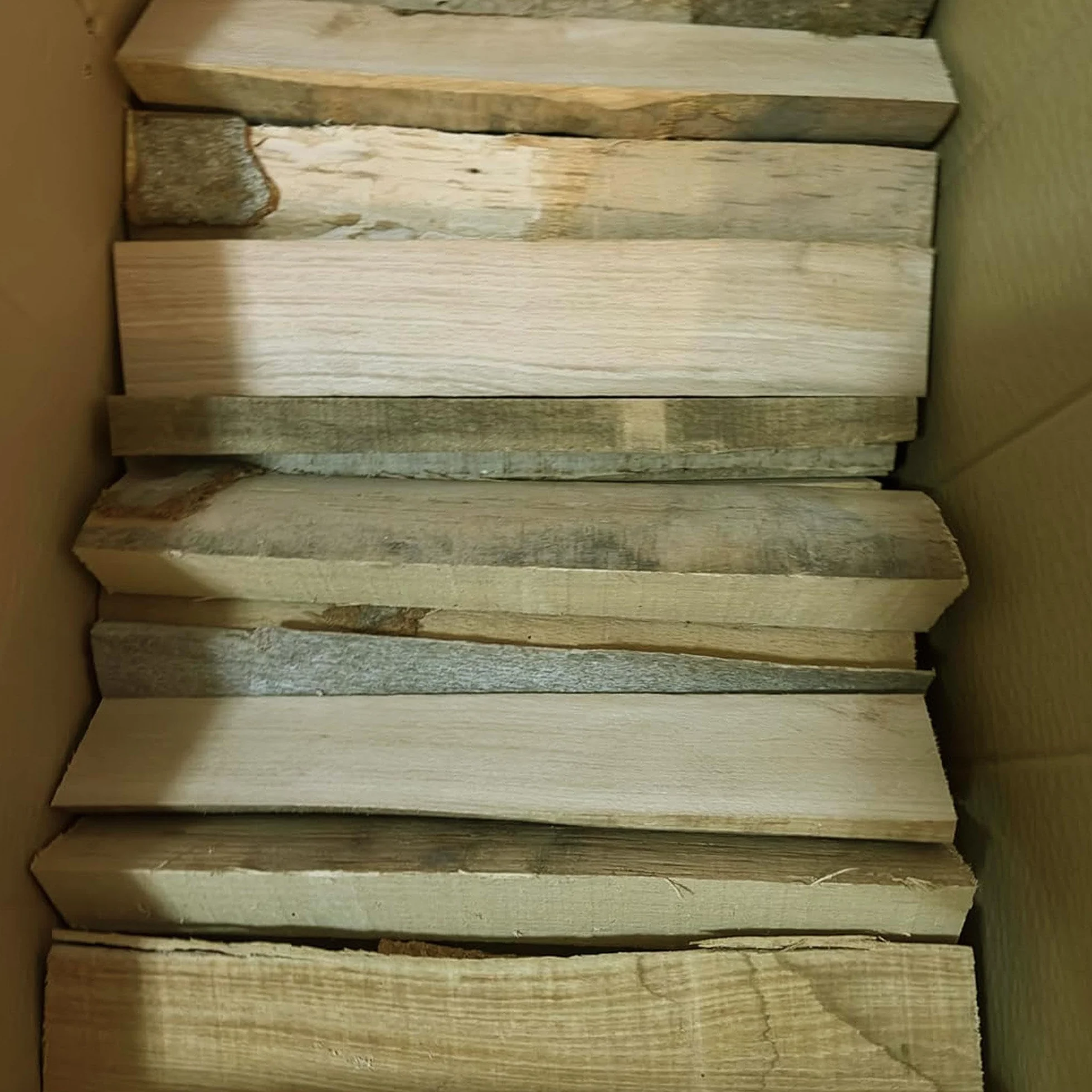 Caja de Leña de Haya Seca 15kg 30-50cm para Chimeneas y Barbacoas