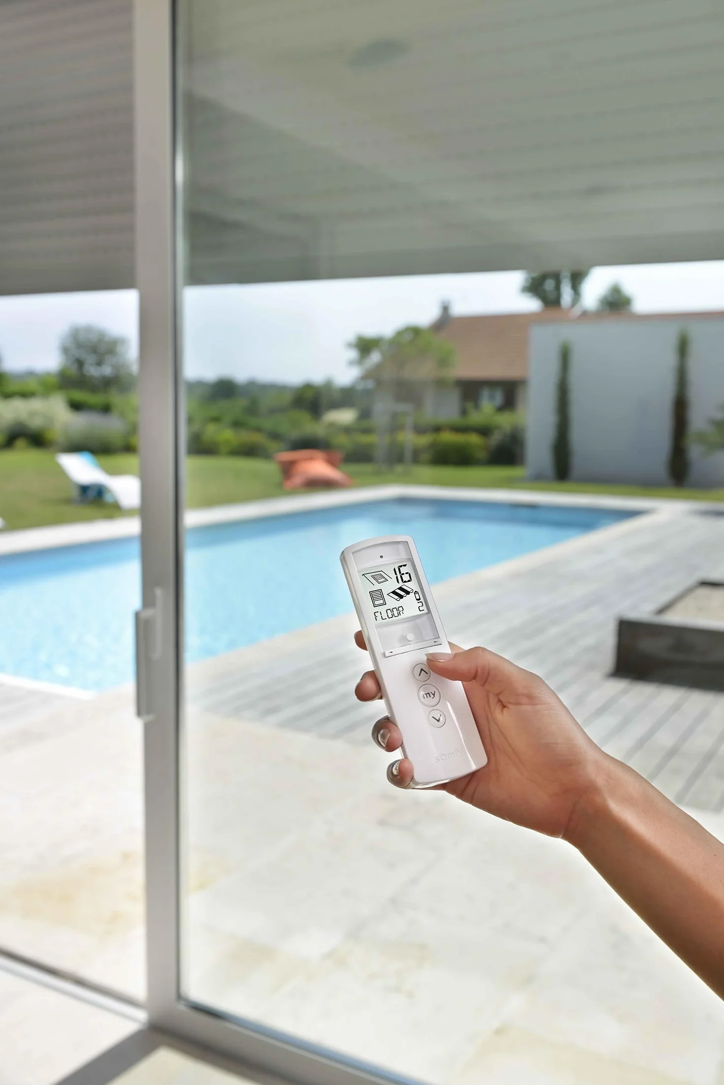 Somfy 2401100 - Telis RTS de 16 vías, control de obturación, para controlar 16 motores o grupos de motores, compatible con motores Somfy RTS, Gris