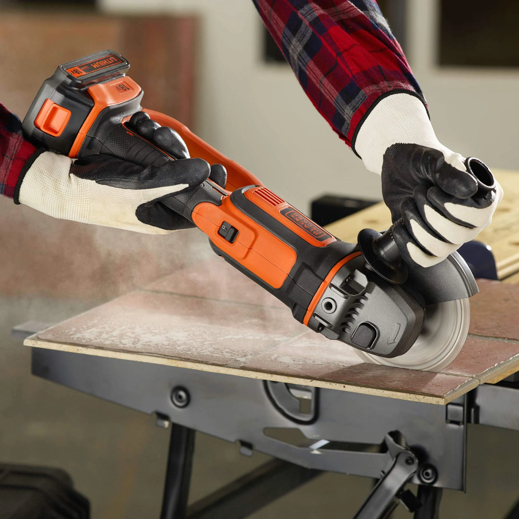 BLACK+DECKER COMBO KIT: Taladro Percutor 18V 10mm 40Nm + Mini-Amoladora 18V 125mm, Incluye: 2 baterías de Litio 2Ah, cargador, bolsa transporte, BCK24D2S-QW
