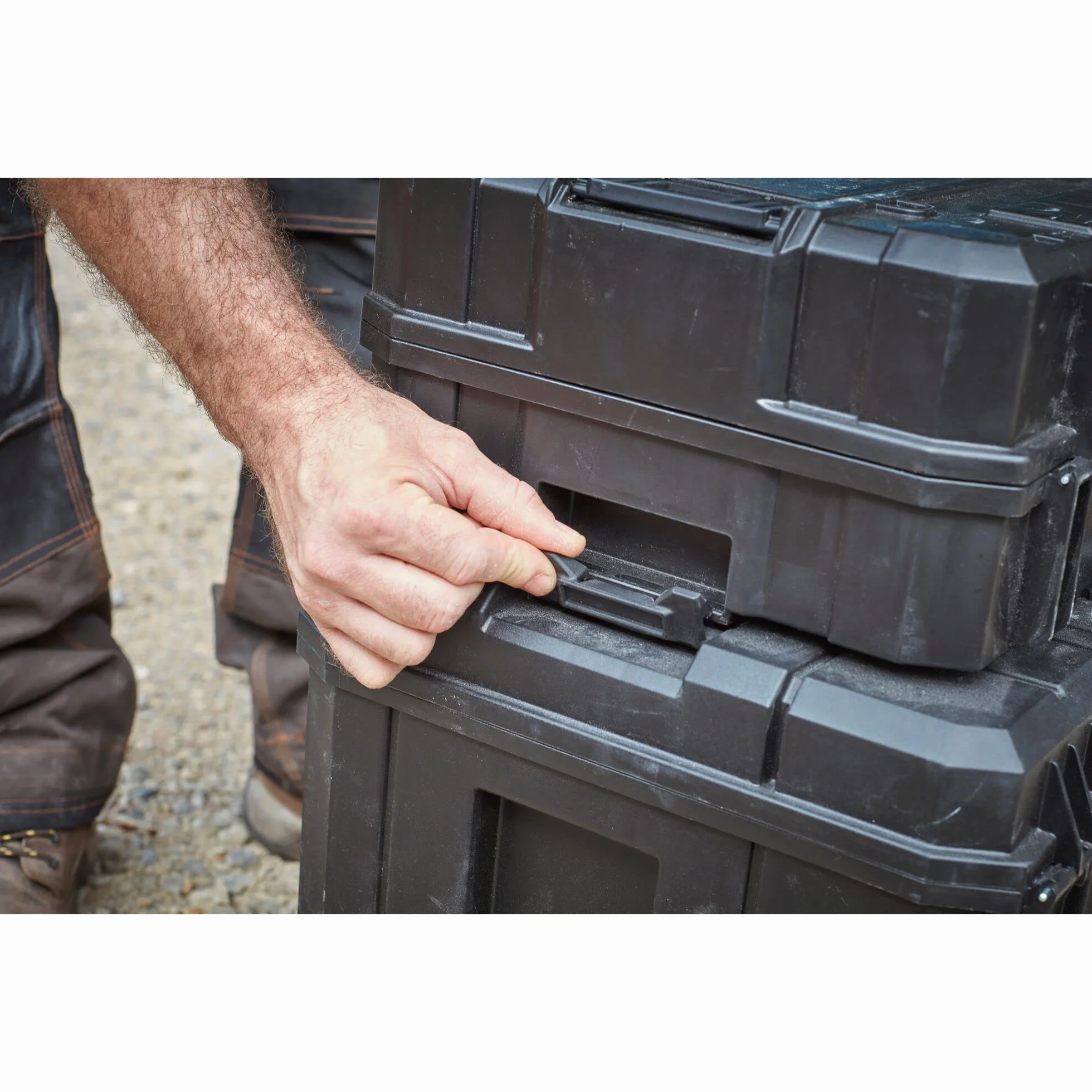 STANLEY FATMAX PRO-STACK Caja de almacenamiento móvil 50L con ruedas, cierres metálicos, negro