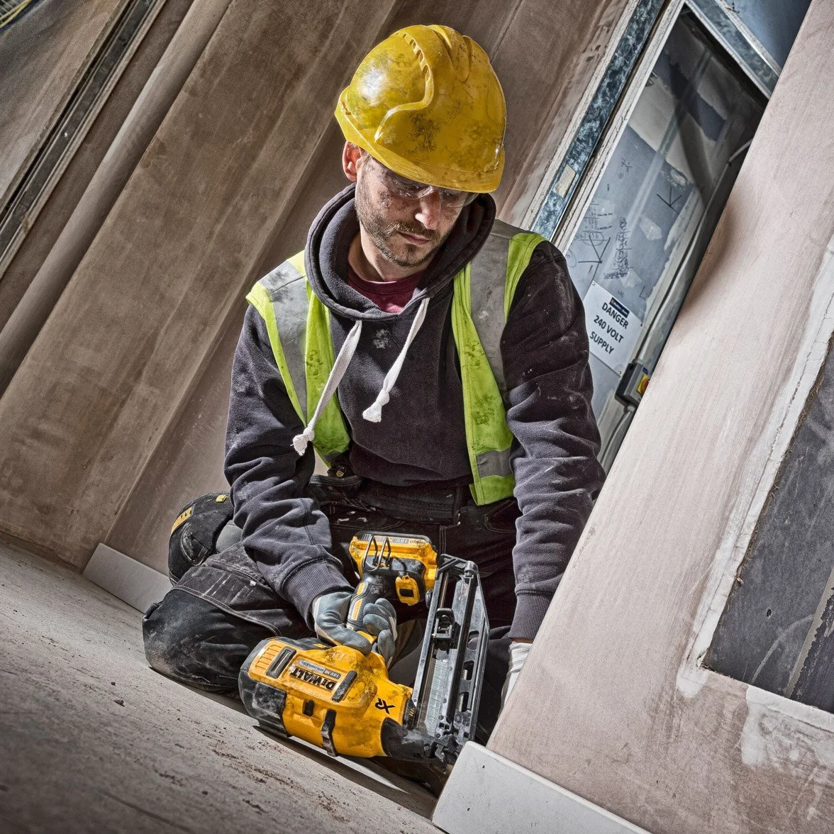 DeWALT – Clavadora inalámbrica para clavos de 63 mm, 18 V, 1 unidad, DCN660P2-QW