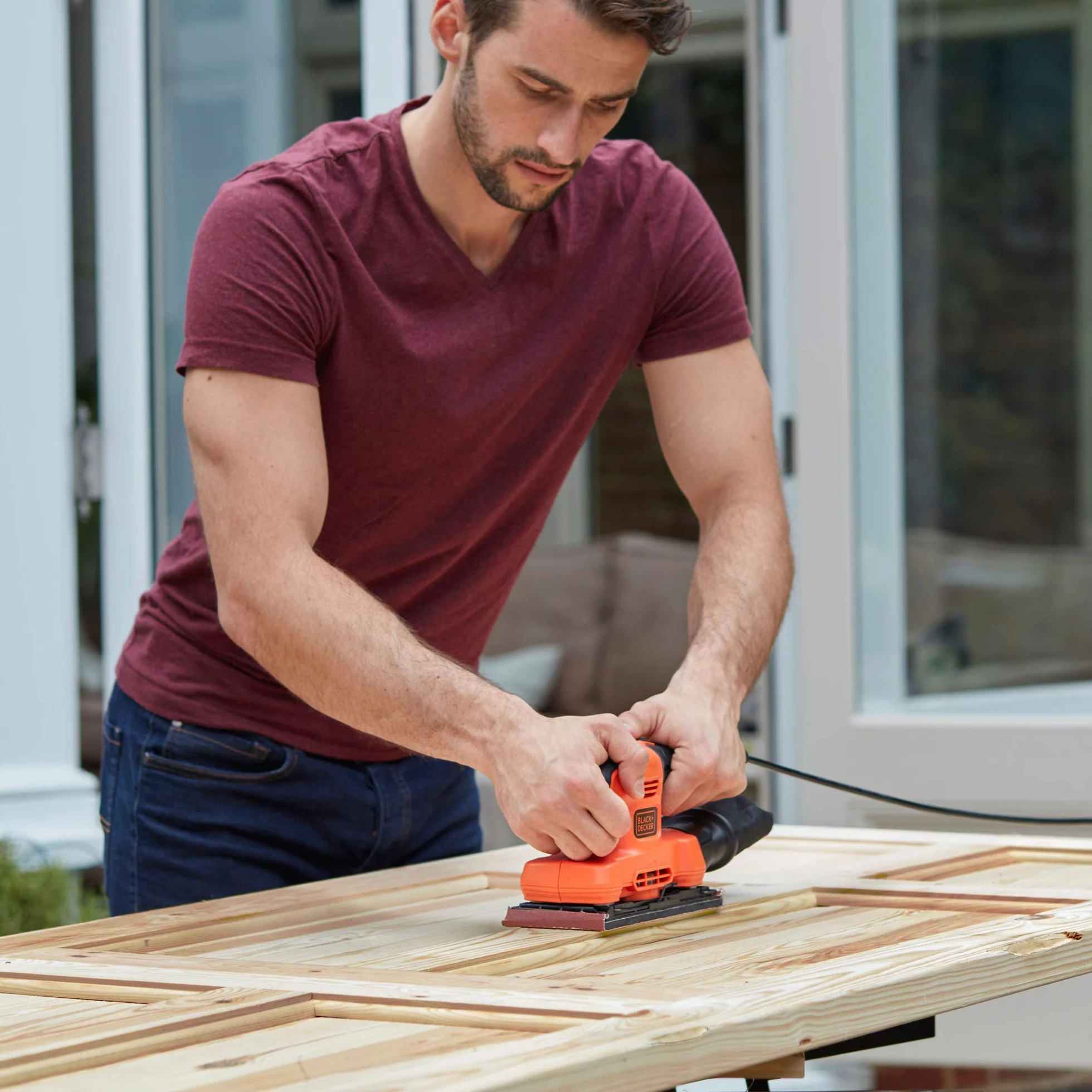 BLACK+DECKER Lijadora Orbital 150W, Velocidad 14,000 RPM, Diámetro de Órbita 2mm, Fijación de Lija por Pinza, Incluye Bolsa de Polvo y Hoja de Lija, BEW220