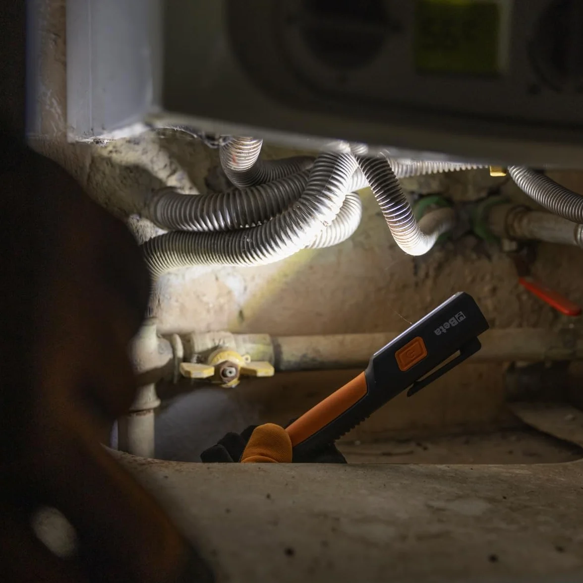 BETA 1838PN - Lámpara LED recargable con doble salida de luz, base magnética y clip