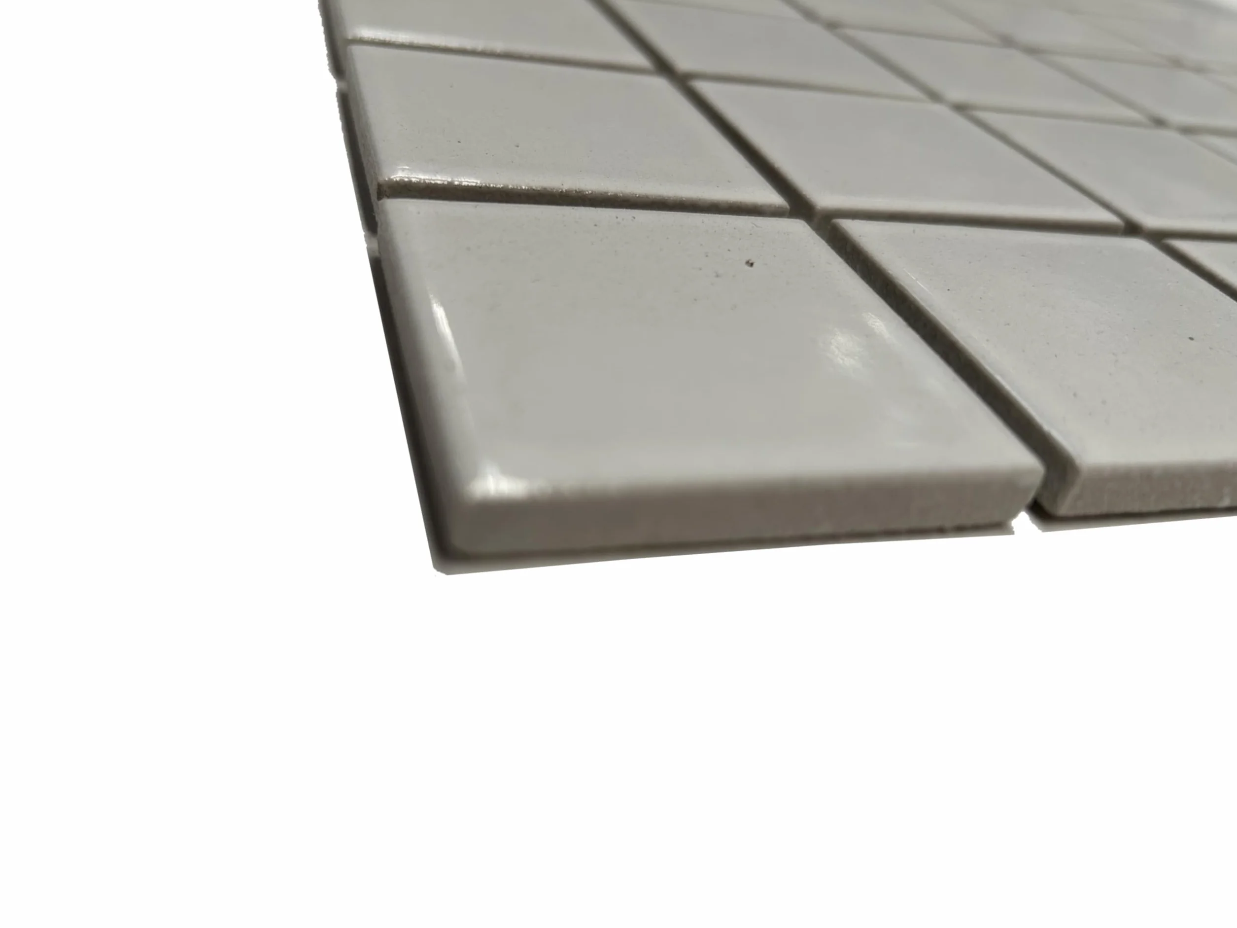 Modelo G001 (Blanco Brillo) Mosaico enmallado de Porcelanico. Medida 4,8x4,8cm. Pegado en Mallas de 30x30cm