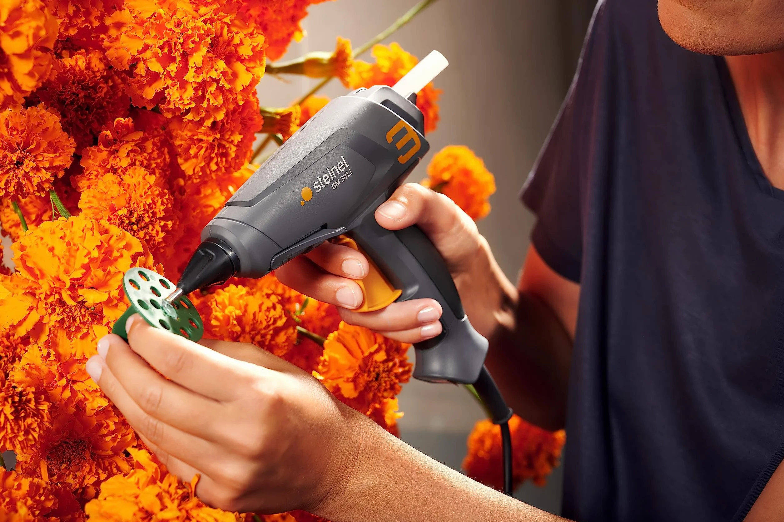 Steinel GlueMatic 3011 Pistola termofusible, incluye barritas de adhesivo termofusibles con un diámetro de Ø 11 mm y boquilla intercambiable, ideal para reparaciones y manualidades