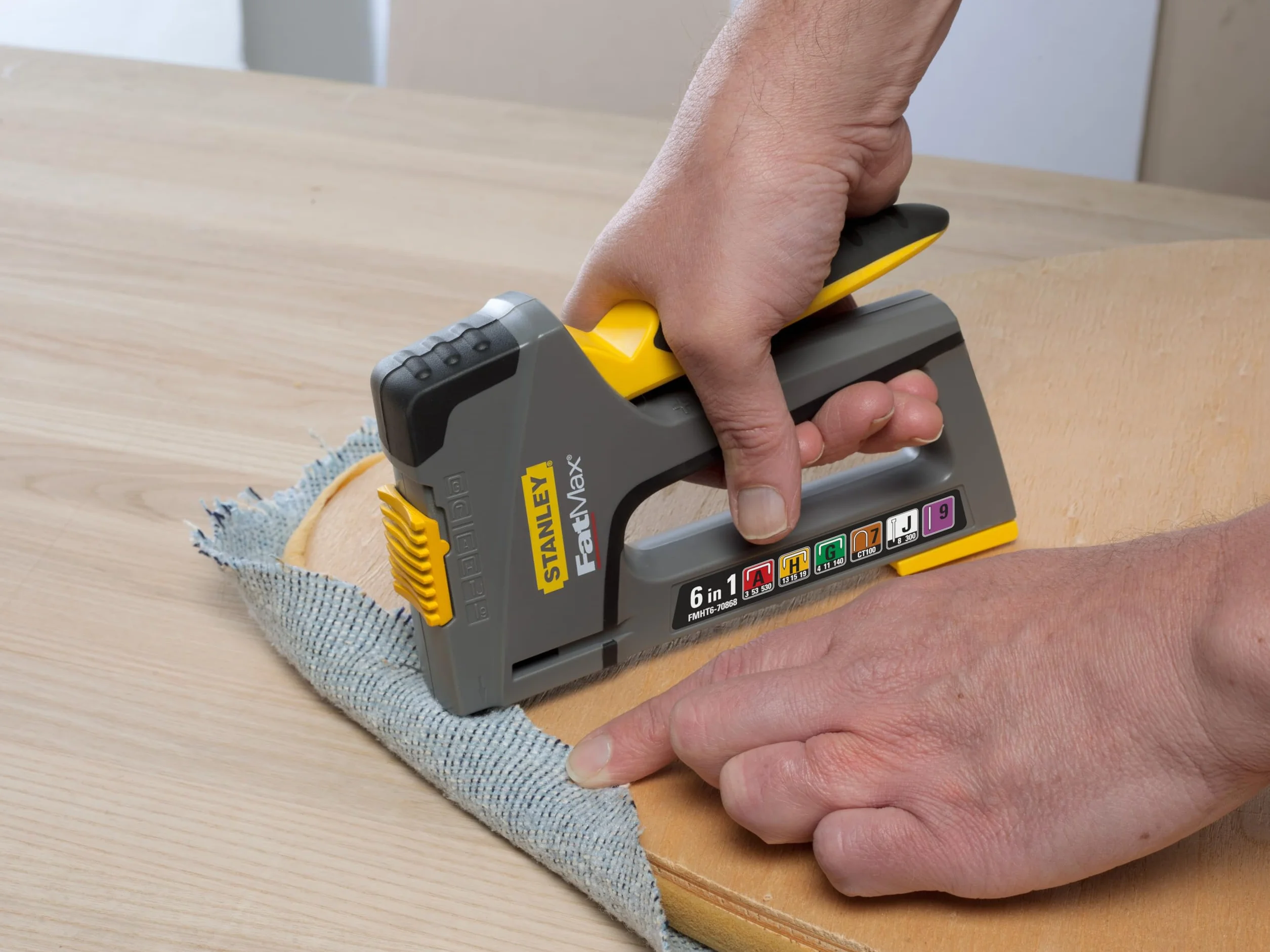 STANLEY FATMAX Grapadora 6 en 1, Compacta, Fácil Carga de Grapas, Cuerpo de Abs Reforzado, Intensidad Variable, Mango de Agarre Suave, Acepta 6 Tamaños de Grapa -FMHT6-70868
