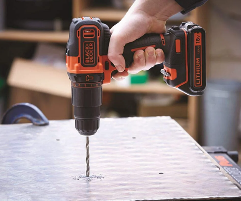 BLACK+DECKER Kit Taladro Percutor 18V, Luz LED, Velocidad Variable, con 2 Baterías de Litio de 1.5Ah, Cargador, con 80 Accesorios y Maletín, BDCHD18BAFC