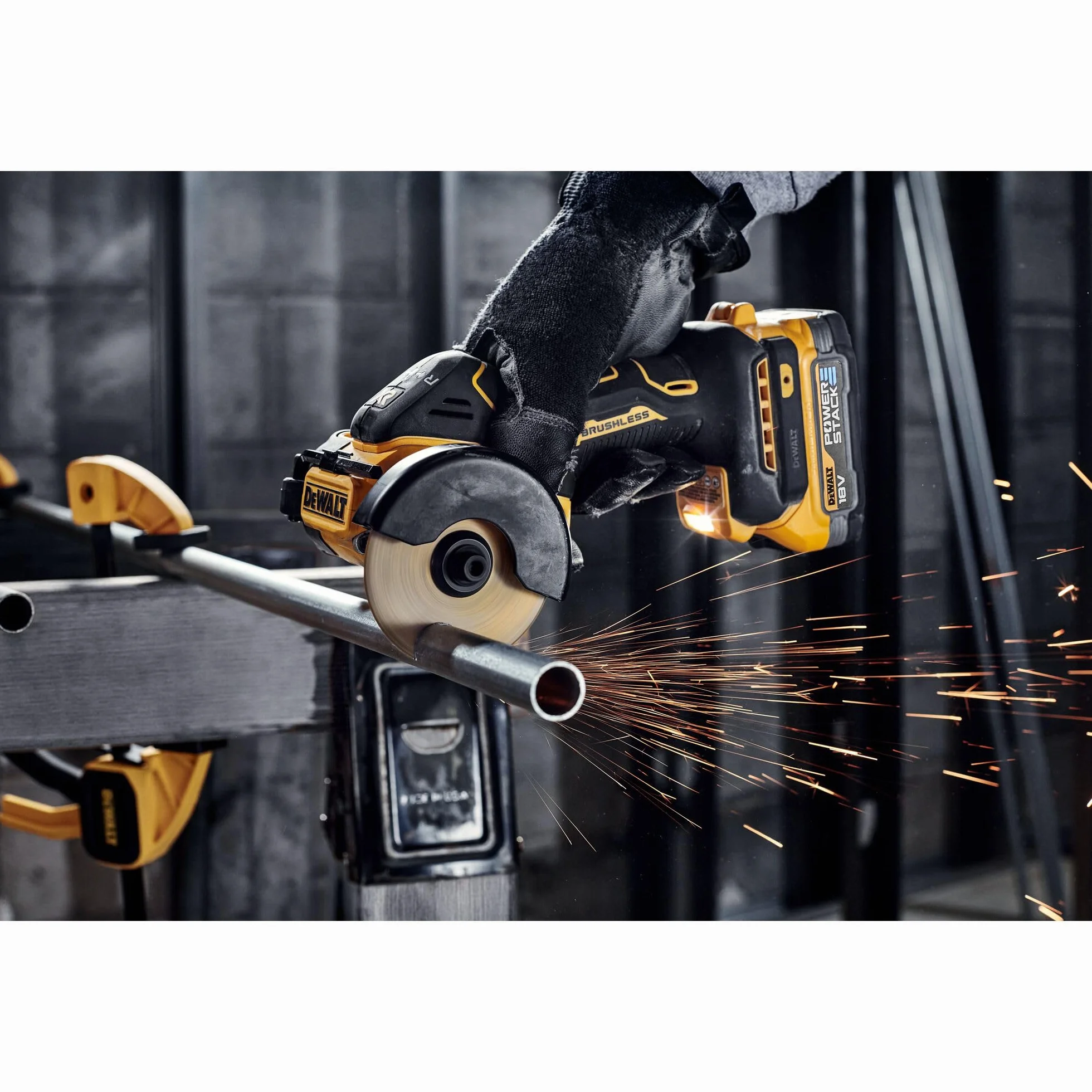 DEWALT DCS438E2T-QW - Cortadora multimaterial 18V Powerstack, Ø de disco 76mm, Motor sin escobillas, M10, Incl. cubierta protectora, 3x discos de corte, 2x baterías Powerstack de 1,7 Ah, Cargador
