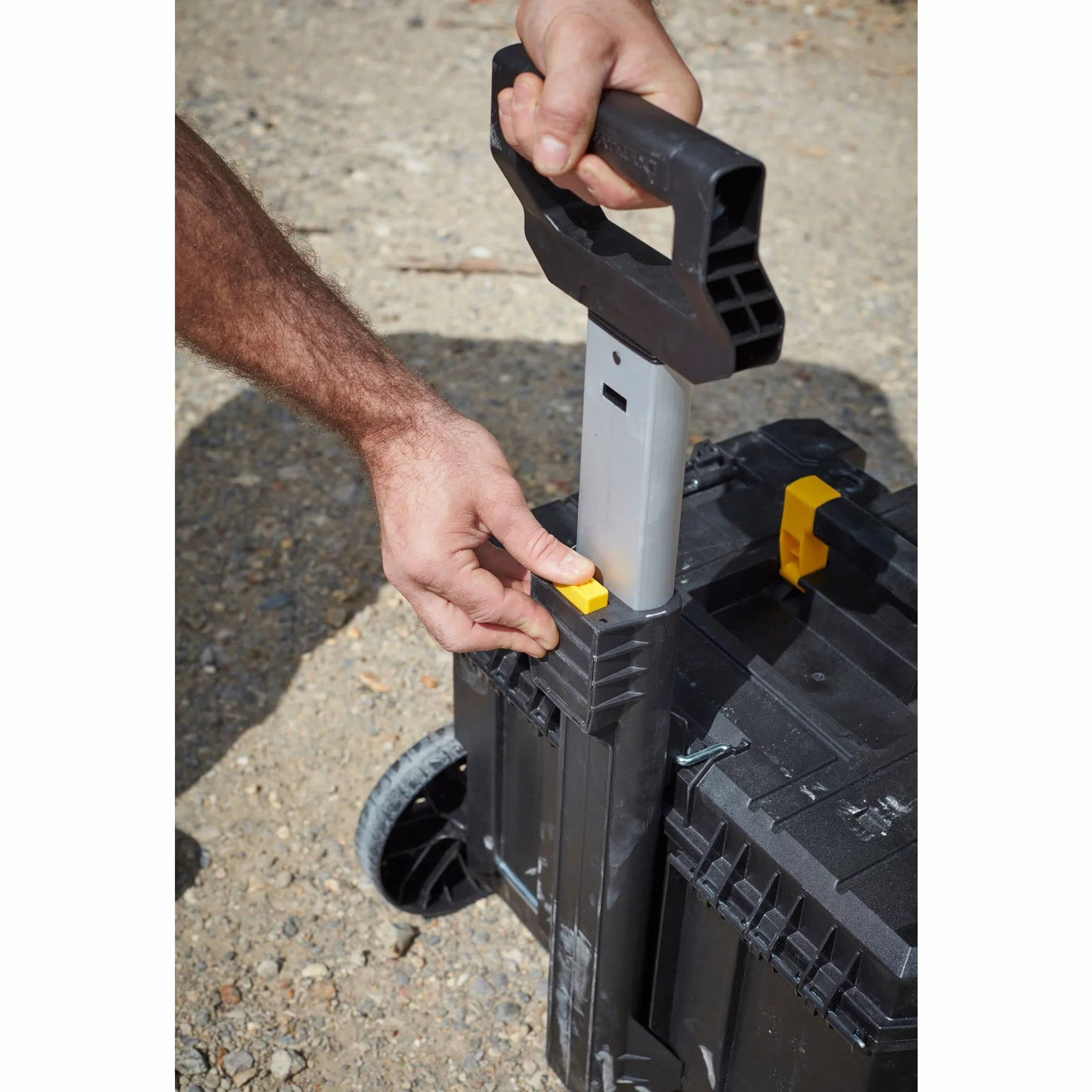 STANLEY FATMAX PRO-STACK Caja de almacenamiento móvil 50L con ruedas, cierres metálicos, negro