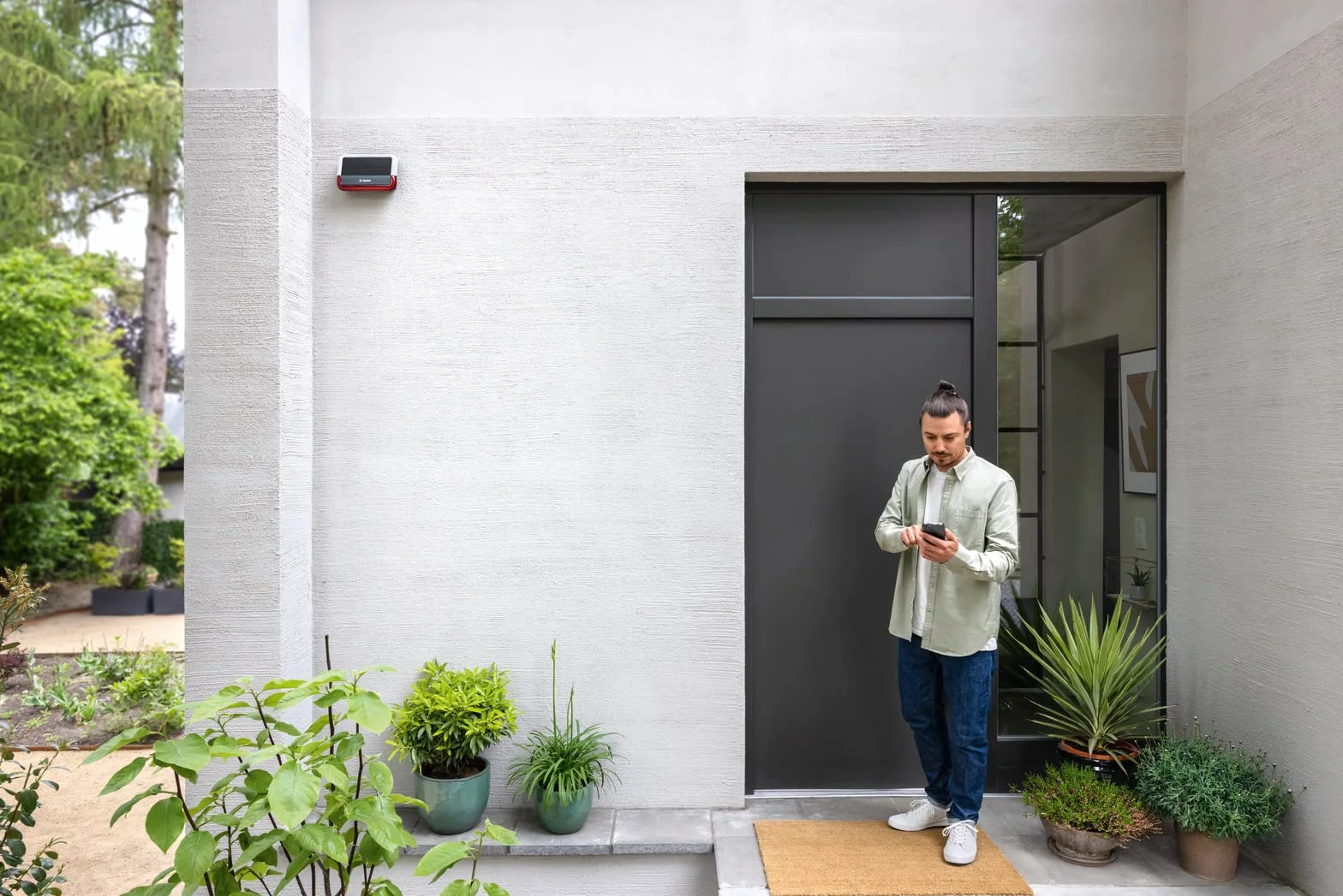 Bosch Smart Home sirena exterior, un sistema de alarma inalámbrico con panel solar, le avisará mediante notificaciones