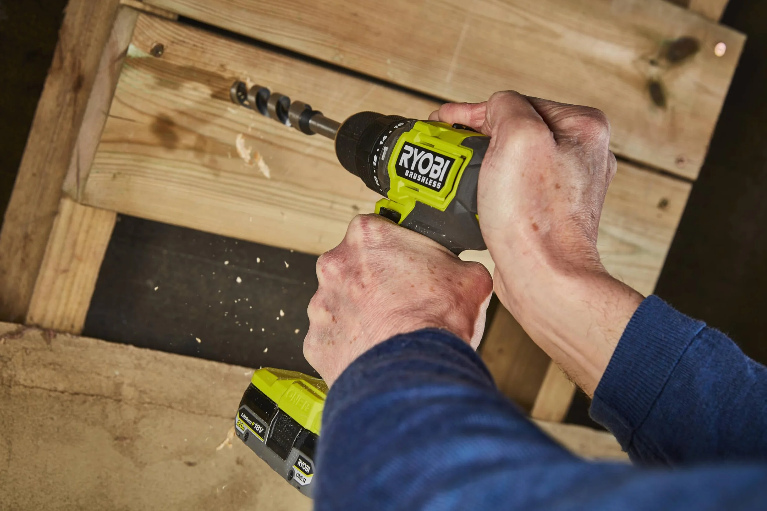 RYOBI ONE+ 18V Taladro percutor sin escobillas – 54 Nm, mandril 13 mm, 2 velocidades (0–450/0–1.700 rpm), 24 posiciones de par – Incluye baterías 2,0 Ah + 4,0 Ah y cargador